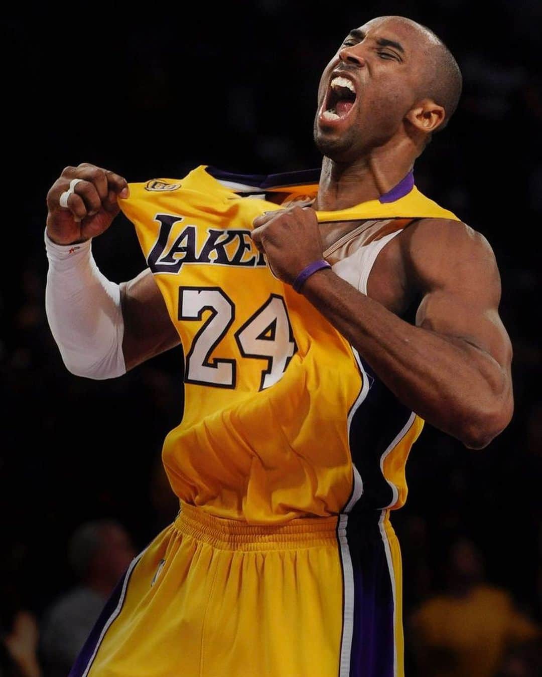 フェリペ・サンタナのインスタグラム：「HEROS COME AND GO LEGENDS LIVE FOREVER!!! #BLACKMAMBA」