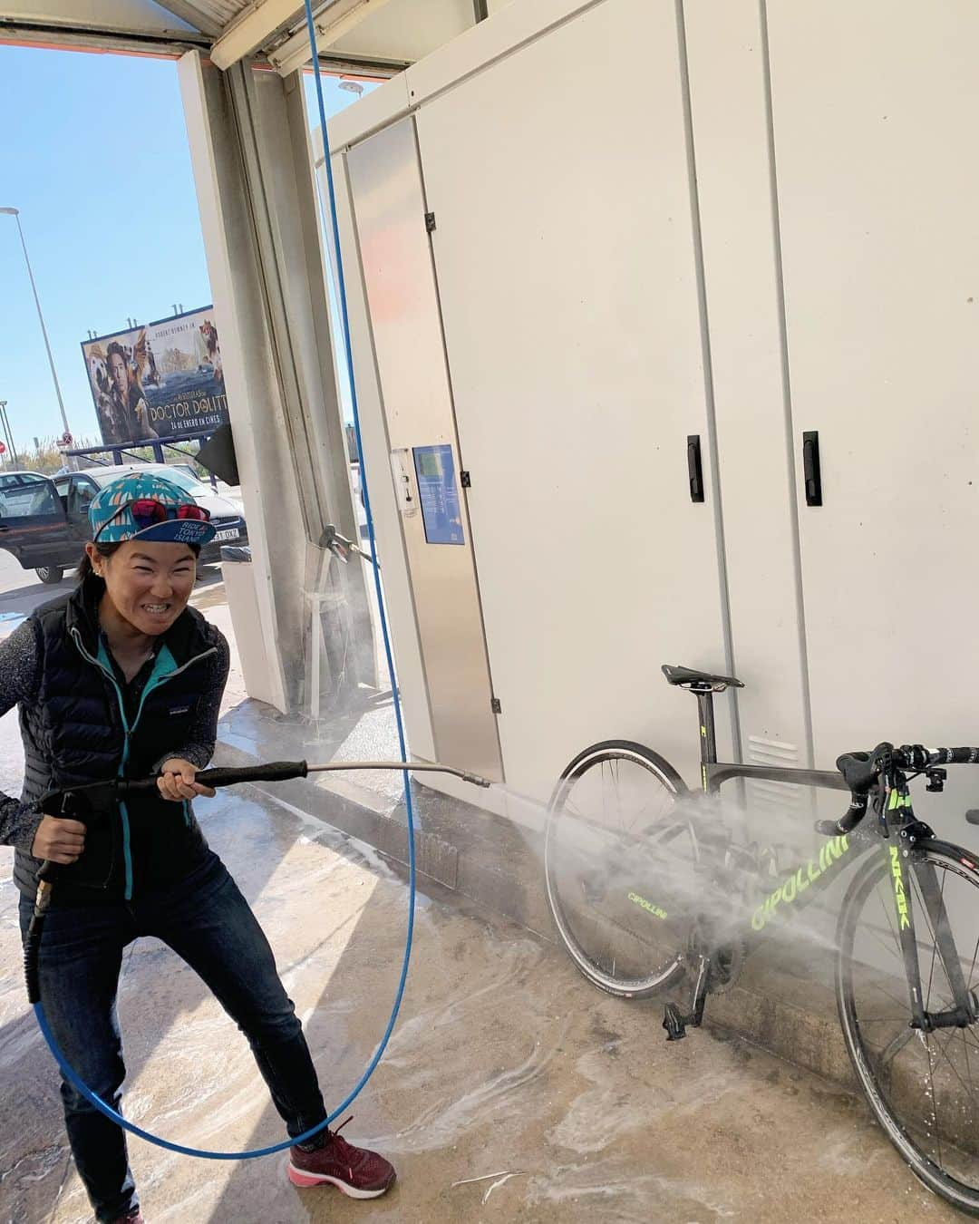 與那嶺恵理さんのインスタグラム写真 - (與那嶺恵理Instagram)「Shooting🔫or Washing 🛁 for making my bike brilliant ✨✨ . . It’s my Sunday, my Rest day vibes 😁 . . #今日のエリさん　#IAmAle #alecycling #AleBTCLjubljana #cipollini #NK1K #prologo #campagnolo #SpainTrainingCamp #cyclistlife」1月27日 6時01分 - eriyonamine