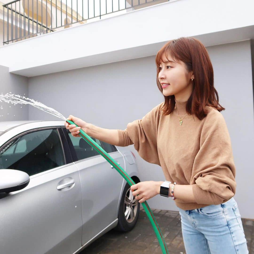 権田裕美さんのインスタグラム写真 - (権田裕美Instagram)「. 週末は洗車からスタート🚗✨ ピカピカになると気持ちもスッキリ✨ 洗車だけではありません、 何か運気を変えたいときは とにかくシーツからマットレスも綺麗にして 運気アップに繋がるように心がけています✨ . ここで一つ、洗車あるあるでしょうか。 「洗車後に鳥さんのフン」 悔しいです🤣🤣💓 . 1月も最終週！ 今週も気合入れていきましょう✨ . #洗車好き#愛車#車なしでは生きていけない」1月27日 6時19分 - yumigonda