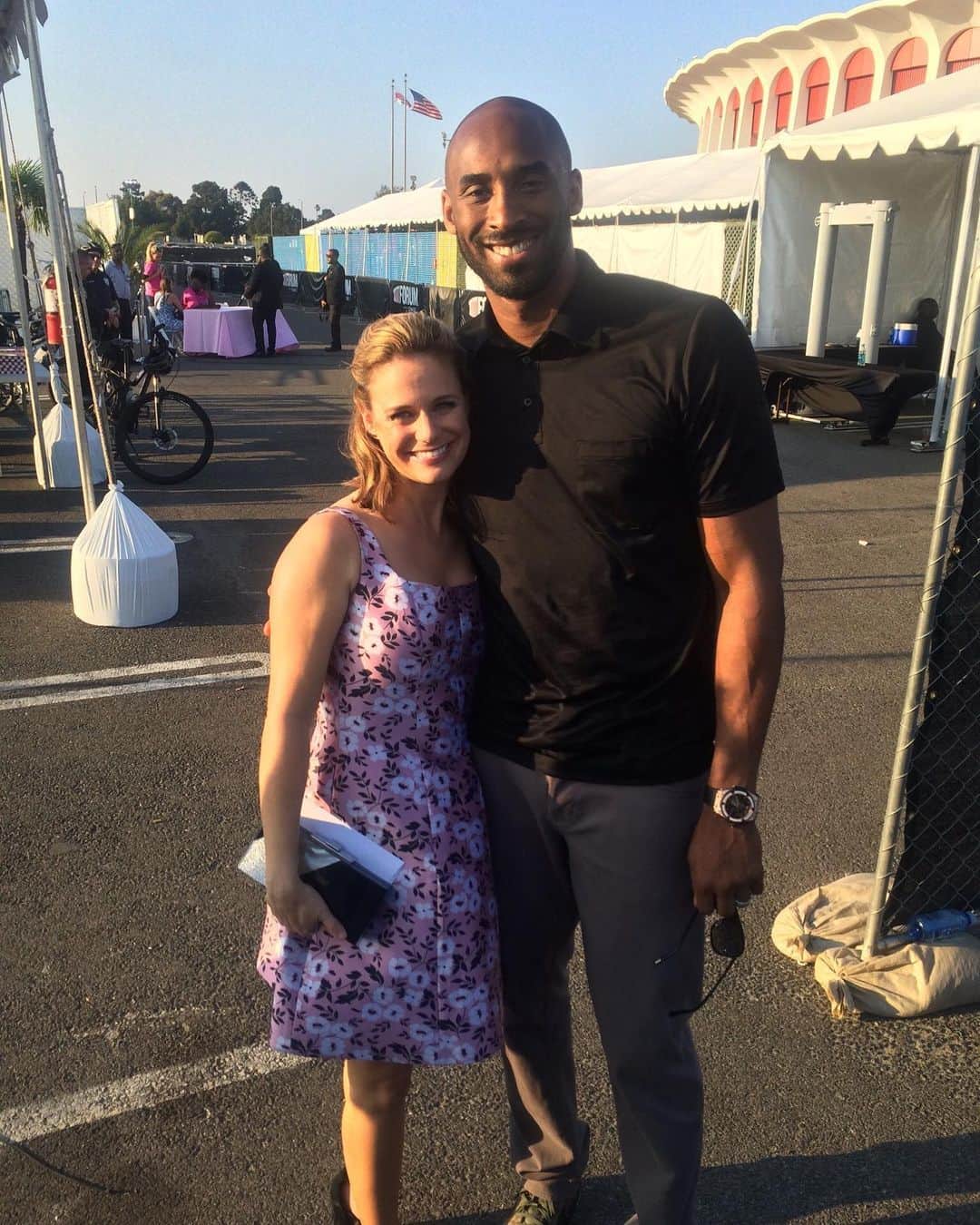 アンドリア・バーバーのインスタグラム：「I met Kobe in 2016 after the Teen Choice Awards. He came up to me and said, “My kids love your show. Congrats on the award!” My mouth was agape for days. A class act, a humble man. Praying for his family and the other families involved. 💔💜💛 #RIPKobe」