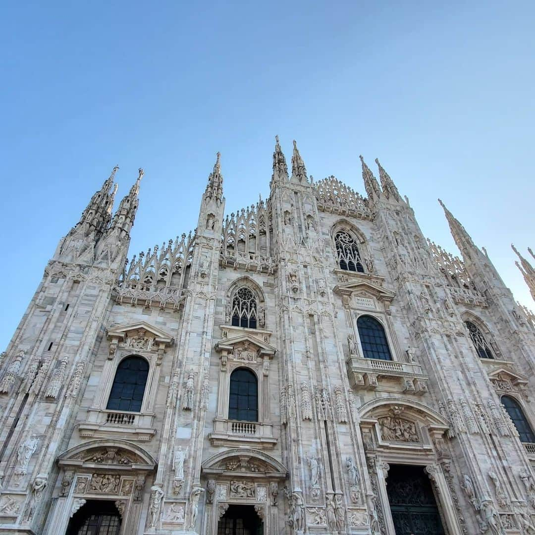 neokazumiのインスタグラム：「﻿ イタリアに来ています﻿ ﻿ 2枚めのどこかに﻿ ﻿ みちちゃん居ます🇮🇹﻿ ﻿ 関空離婚にならないようにします﻿ ﻿ #イタリア旅行#ドゥオモ#ドゥオモがとにかく凄い#卒業旅行#神3」