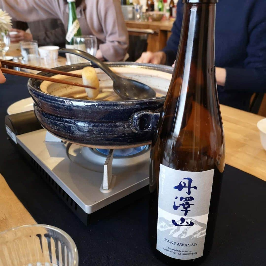 石川奈津紀さんのインスタグラム写真 - (石川奈津紀Instagram)「【発酵料理×日本酒🍶】 発酵料理研究家、真野遥さんの料理教室にいってきました🍳🔪🎽 日本酒×発酵料理のマリアージュ！ 学生時代は醤油の研究をしていたのでとても興味があり、やーーっと参加できた🎊❤️ しかも、あわせるのはだいすきな日本酒🥺✨ どの組み合わせもよかったけど、白子クリーム×美寿々おりがらみが絶品だった…💕 日本酒は旨味成分がワインの4倍、ビールの2倍も含まれてるのです！😲💡 それに和食の旨味をあわせると、相乗効果でおいしさが何倍にも膨らんで最高においしい😍 下処理や、料理のちょっとしたコツも知れてほんとに役立ちそう！👏 丁寧に教えてくれるので、「家でもやってみよう❤️」と思えるレシピばかり！📝 味噌とか醤油とか、発酵調味料もうまく取り入れられるようになりたいな😍 * #発酵料理 #日本酒 #日本酒🍶 #日本酒好き #日本酒好きな人と繋がりたい #日本酒女子 #sakemake #japanesesake #ポン酒タグラム #美寿々 #義侠 #笑亀 #丹澤山 #日本酒ナビゲーター #唎酒師 #ごちそうさまでした」1月27日 6時34分 - natsukiishikawa1011