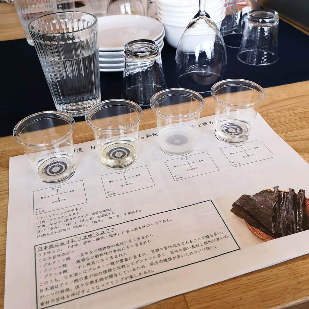 石川奈津紀さんのインスタグラム写真 - (石川奈津紀Instagram)「【発酵料理×日本酒🍶】 発酵料理研究家、真野遥さんの料理教室にいってきました🍳🔪🎽 日本酒×発酵料理のマリアージュ！ 学生時代は醤油の研究をしていたのでとても興味があり、やーーっと参加できた🎊❤️ しかも、あわせるのはだいすきな日本酒🥺✨ どの組み合わせもよかったけど、白子クリーム×美寿々おりがらみが絶品だった…💕 日本酒は旨味成分がワインの4倍、ビールの2倍も含まれてるのです！😲💡 それに和食の旨味をあわせると、相乗効果でおいしさが何倍にも膨らんで最高においしい😍 下処理や、料理のちょっとしたコツも知れてほんとに役立ちそう！👏 丁寧に教えてくれるので、「家でもやってみよう❤️」と思えるレシピばかり！📝 味噌とか醤油とか、発酵調味料もうまく取り入れられるようになりたいな😍 * #発酵料理 #日本酒 #日本酒🍶 #日本酒好き #日本酒好きな人と繋がりたい #日本酒女子 #sakemake #japanesesake #ポン酒タグラム #美寿々 #義侠 #笑亀 #丹澤山 #日本酒ナビゲーター #唎酒師 #ごちそうさまでした」1月27日 6時34分 - natsukiishikawa1011