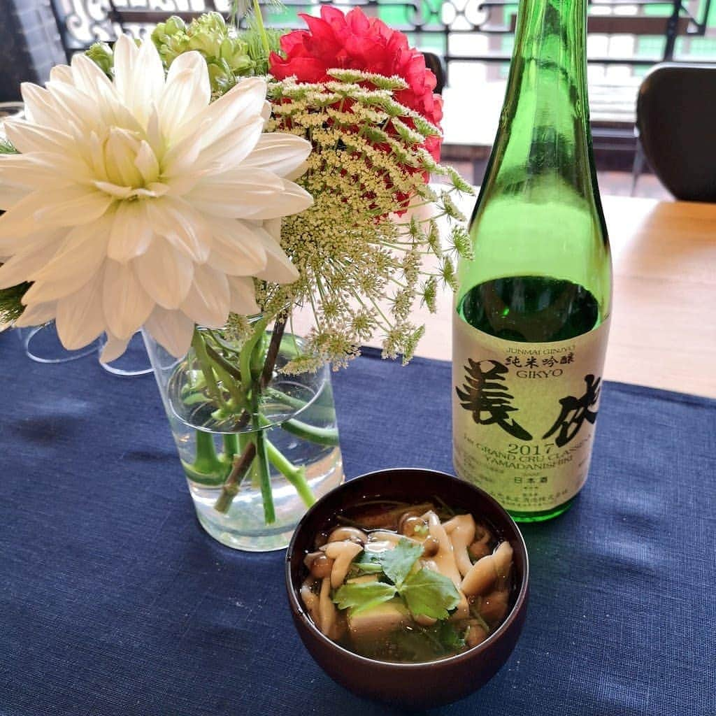 石川奈津紀さんのインスタグラム写真 - (石川奈津紀Instagram)「【発酵料理×日本酒🍶】 発酵料理研究家、真野遥さんの料理教室にいってきました🍳🔪🎽 日本酒×発酵料理のマリアージュ！ 学生時代は醤油の研究をしていたのでとても興味があり、やーーっと参加できた🎊❤️ しかも、あわせるのはだいすきな日本酒🥺✨ どの組み合わせもよかったけど、白子クリーム×美寿々おりがらみが絶品だった…💕 日本酒は旨味成分がワインの4倍、ビールの2倍も含まれてるのです！😲💡 それに和食の旨味をあわせると、相乗効果でおいしさが何倍にも膨らんで最高においしい😍 下処理や、料理のちょっとしたコツも知れてほんとに役立ちそう！👏 丁寧に教えてくれるので、「家でもやってみよう❤️」と思えるレシピばかり！📝 味噌とか醤油とか、発酵調味料もうまく取り入れられるようになりたいな😍 * #発酵料理 #日本酒 #日本酒🍶 #日本酒好き #日本酒好きな人と繋がりたい #日本酒女子 #sakemake #japanesesake #ポン酒タグラム #美寿々 #義侠 #笑亀 #丹澤山 #日本酒ナビゲーター #唎酒師 #ごちそうさまでした」1月27日 6時34分 - natsukiishikawa1011