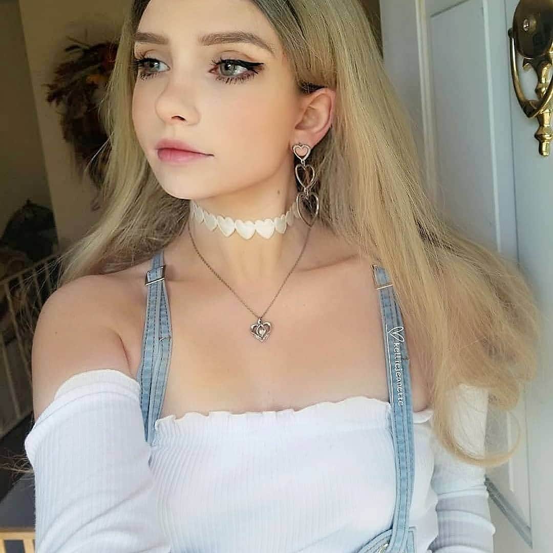 ケリーのインスタグラム：「I opened up my own clothing shop if any of you all want to check it out! @dazzlingdreamershop  Still a lot of new stuff to come but I'm really proud of it! 😁」