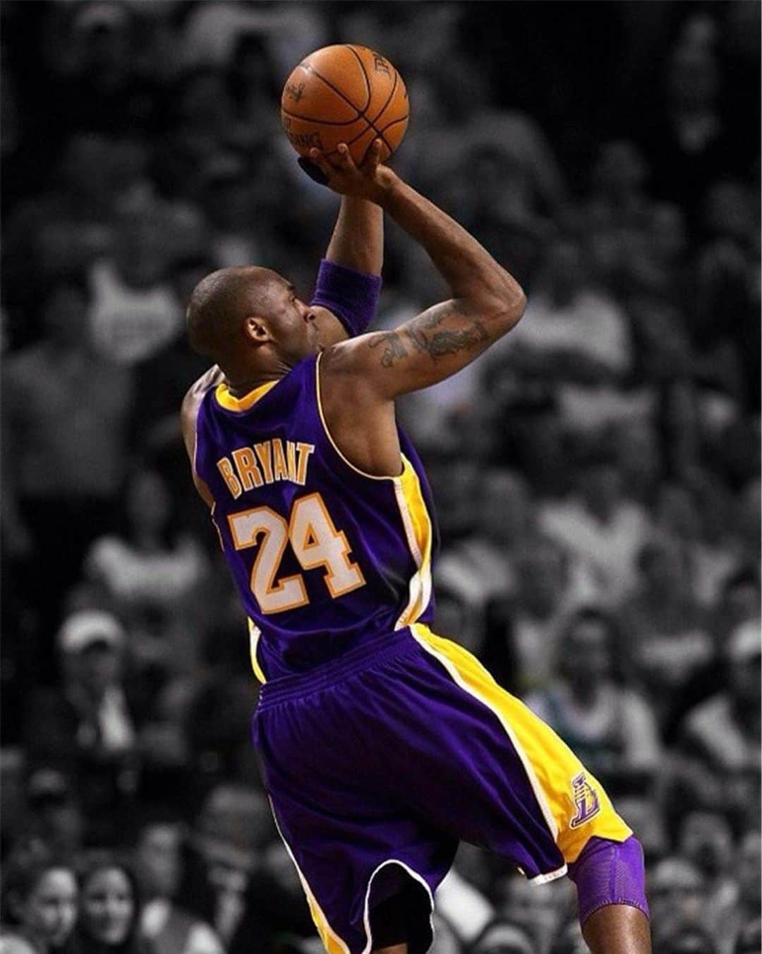 ボージャン・クルキッチのインスタグラム：「The whole world has lost a legend. Your light will never go out, @kobebryant. You're eternal.  Rest in peace, Black Mamba // El mundo entero pierde a una leyenda.  Tu luz nunca se apagará, @kobebryant. Eres eterno.  Descansa en paz, Mamba Negra .」