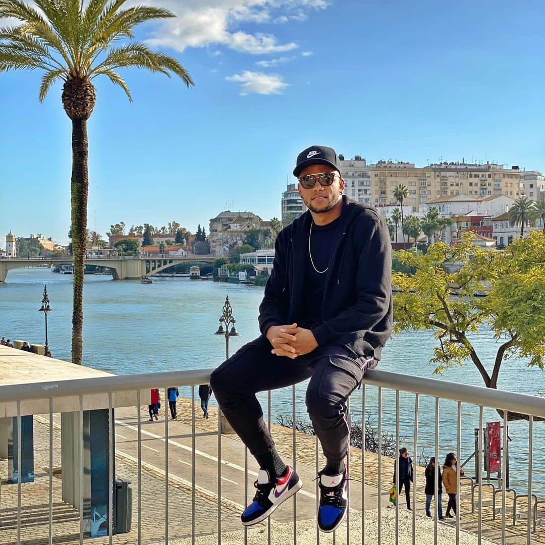 ラファエル・ダ・シルバのインスタグラム：「Encantado com essa cidade!」