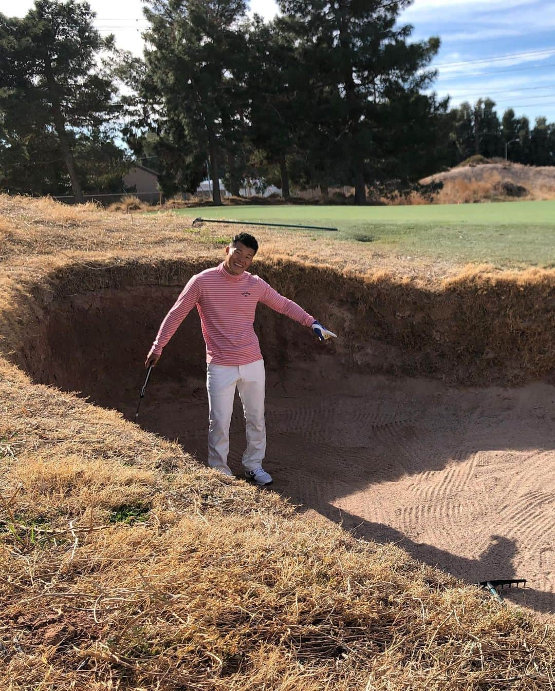 亀田和毅さんのインスタグラム写真 - (亀田和毅Instagram)「Hacia tanto Tiempo que no disfrutaba un partido de golf ⛳️ hoy fue mi primer juego en Las Vegas excelente lugar 🏌️‍♂️ 初めてラスベガスでゴルフのコースを回った。 日本とアメリカのコースは全然雰囲気がちがう。 ベガスのコースめちゃ良かったし、めちゃくちゃ楽しかった^_^ ゴルフを真剣に上手くなりたい😁 誰か俺にゴルフを教えてくれる人おるかな？🤔 #golf #golflasvegas #lasvegas  #ゴルフ　#ラスベガス #tomoki #kameda #mexicanito」1月27日 6時53分 - tomokikameda