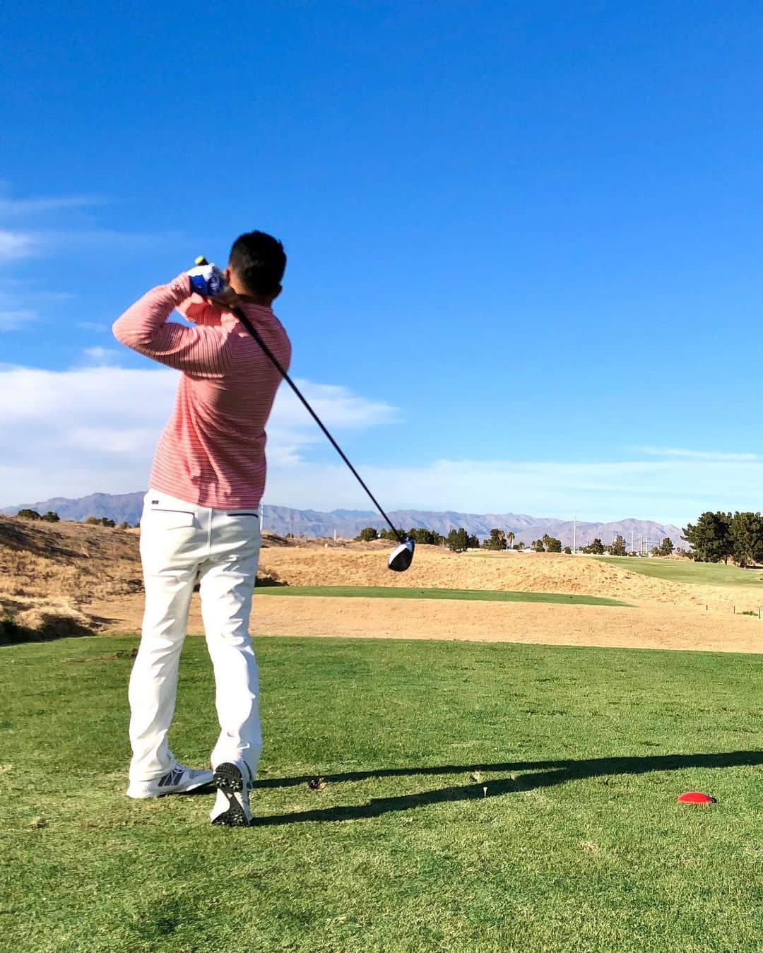 亀田和毅さんのインスタグラム写真 - (亀田和毅Instagram)「Hacia tanto Tiempo que no disfrutaba un partido de golf ⛳️ hoy fue mi primer juego en Las Vegas excelente lugar 🏌️‍♂️ 初めてラスベガスでゴルフのコースを回った。 日本とアメリカのコースは全然雰囲気がちがう。 ベガスのコースめちゃ良かったし、めちゃくちゃ楽しかった^_^ ゴルフを真剣に上手くなりたい😁 誰か俺にゴルフを教えてくれる人おるかな？🤔 #golf #golflasvegas #lasvegas  #ゴルフ　#ラスベガス #tomoki #kameda #mexicanito」1月27日 6時53分 - tomokikameda