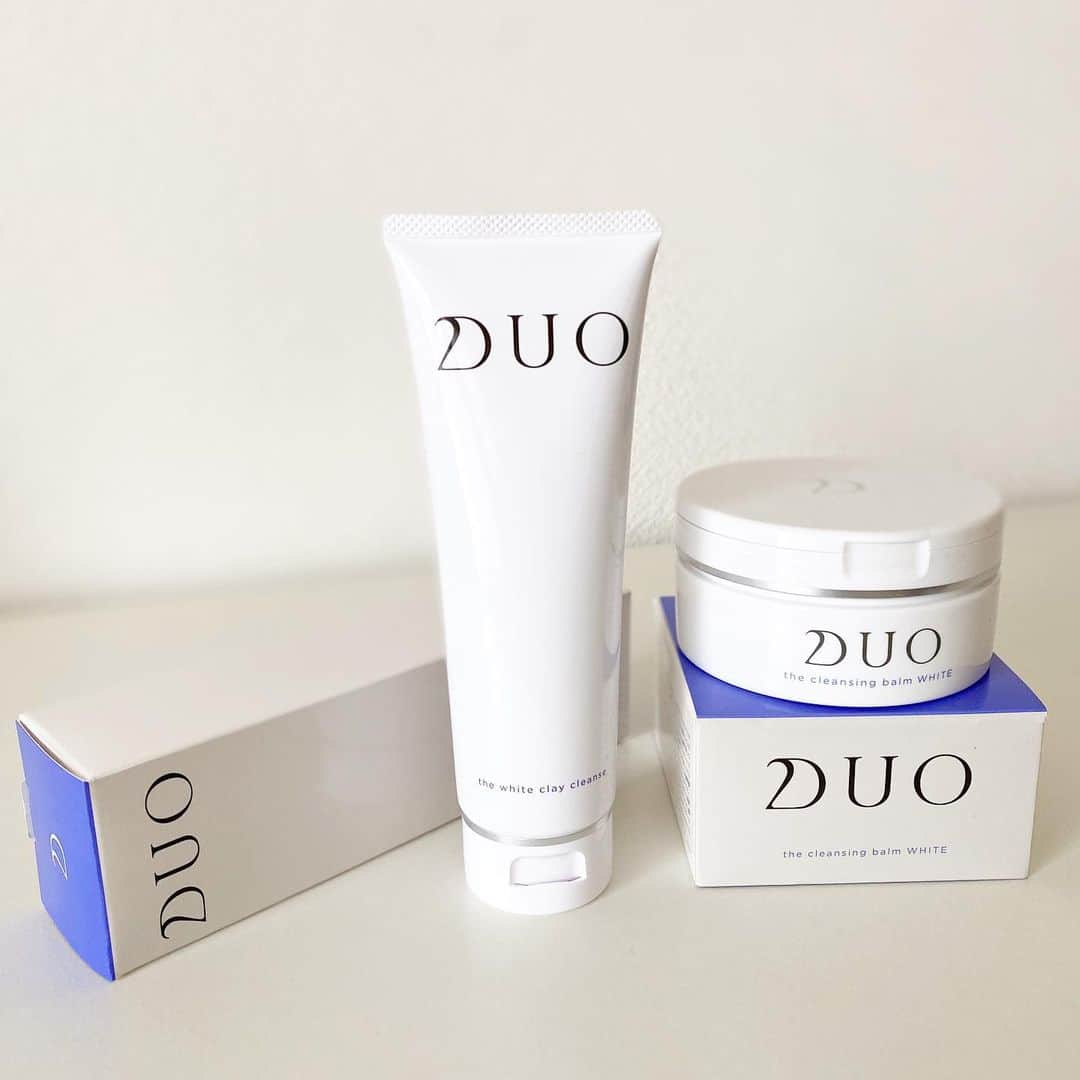 のインスタグラム：「. 以前使ってすごく良かった @duo_cosme ❤︎ 今回は、「ザ ホワイトクレイクレンズ」と 「ザ クレンジングバーム ホワイト」を使ってみたよ✨ . . ザ  ホワイトクレイクレンズは、 朝やメイクしていないときに使うよ🙆‍♀️ 乾いた顔にクリームのような洗顔料を直接広げ、 軽くマッサージした後に洗い流すと、 なんだかお肌がワントーン明るくなったような😳 透明感あるお肌を目指したいから毎朝これ使ってます💕 . . クレンジングバームは、 前回はエイジングケア重視のでしたが、 今回は、くすみケア・透明感重視の ホワイトを使ってみたよ🧡 クレンジングバームはこの @duo_cosme で 初めて使ったけど、本当にいいんです🙆‍♀️ メイク汚れも古い角質もしっかりオフしてくれるのに、 やさしい洗い上がり✨ 更にホワイトは、透明感あるお肌を目指す私にはすごく良い🥺 ちなみに、DUOのクレンジングバームは ダブル洗顔不要だよ〜☺️ . . どちらもとってもオススメなので、 気になる方はチェックしてみてね！ . . . #デュオ #duoコスメ #クレイ洗顔 #美白ケア #クレンジングバーム #クレンジング #美容液クレンジング #エイジングケア #オールイワンクレンジング #オールインワン #スキンケア #skincare #メイク落とし #ママ美容 #美容 #美容好き #美容マニア #美容オタク #美容好きな人と繋がりたい #おすすめコスメ #cosme #コスメ好き #コスメ部 #コスメ #30代美容 #mamagirl #locari #女子力アップ #ママライフ #haruru0724_cosme」