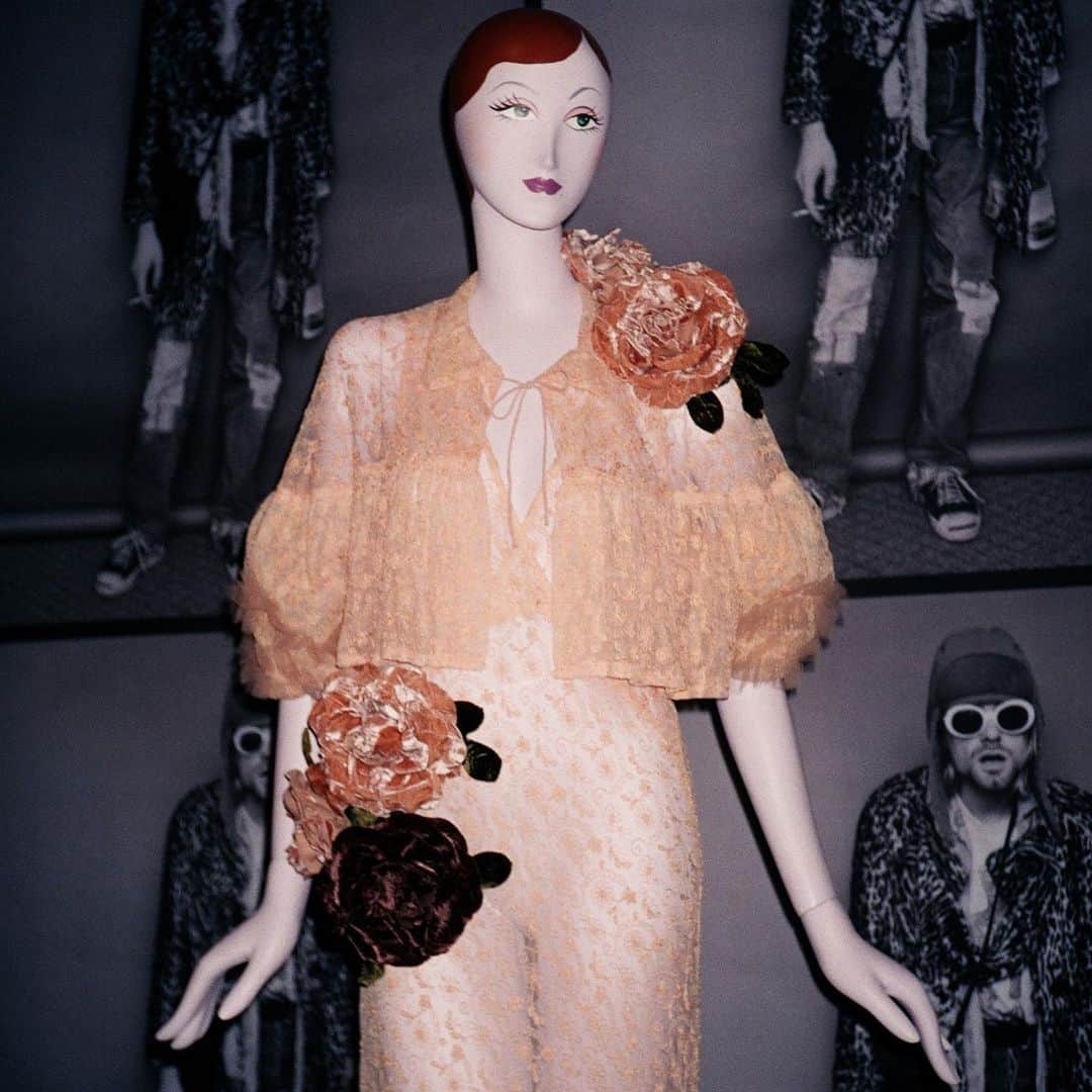 アナスイさんのインスタグラム写真 - (アナスイInstagram)「In signature Anna Sui fashion, mannequin heads at #TheWorldOfAnnaSui exhibition are designed specifically for each look it's wearing. Visit to see for yourself.」1月27日 7時11分 - annasui