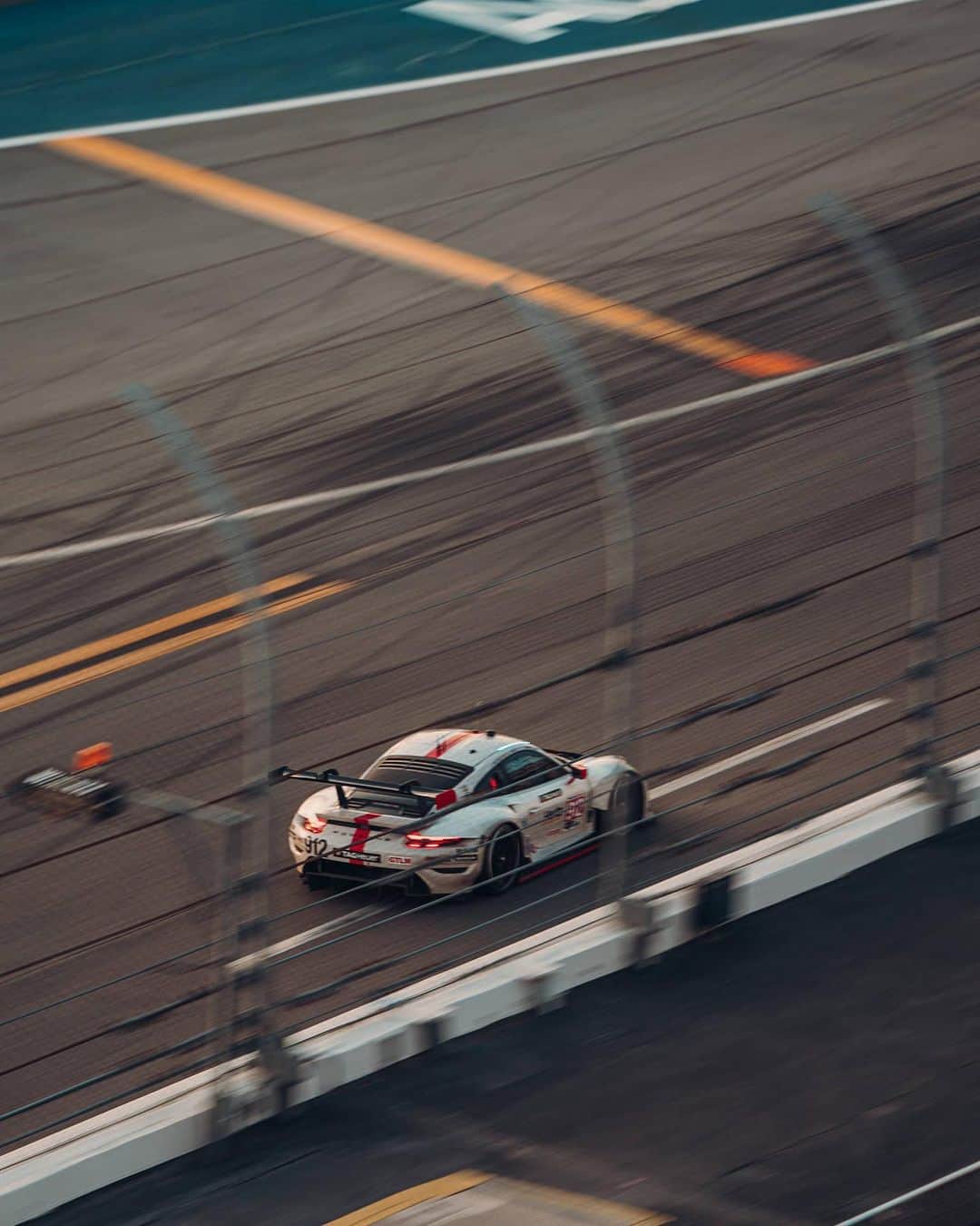 Porscheさんのインスタグラム写真 - (PorscheInstagram)「Back on track: This weekend, we started the 2020 IWSC season with a double podium, finishing 2nd and 3rd at the 24h of Daytona. And what a race it was! Thanks to all our fans - see you in Sebring.  #TeamPorsche #Daytona #rolex24 #911RSR」1月27日 7時32分 - porsche