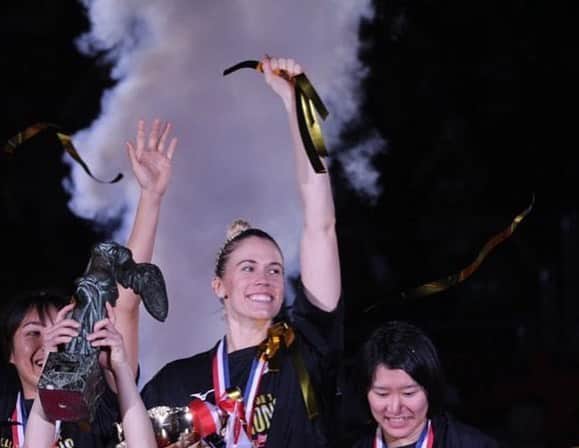 USA Volleyballさんのインスタグラム写真 - (USA VolleyballInstagram)「@USAVwnt update: ✅Annie Drews earns MVP in leading JT Marvelous to Japan V-League title. ✅Register for U.S. Women's National Team Open Tryout ✅Americans lead their pro teams to wins in prestigious European Champions League.  Click our bio link for the full @teamusa Weekly Update」1月27日 7時43分 - usavolleyball