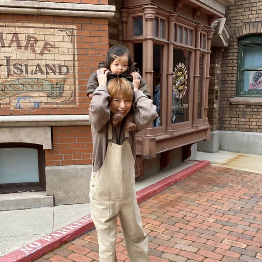 長谷川あやさんのインスタグラム写真 - (長谷川あやInstagram)「👩‍👧👩‍👧👩‍👧#trip#travel#osakajapan #osaka#universalstudiosjapan #arholiday#アンティローザホリデー#arholiday_ootd#ユニバ#あや旅成長日記#大阪旅行#子連れユニバ ・ ・ ・ 子連れユニバ肩腰崩壊は覚悟ですね🤣笑 （今回パパはお留守番だったので、、、） ・ 質問に多かったこのコーデは @arholiday のもの🙋‍♀️✨ 5000円以上のお買い物で 送料無料みたいだよ💛💛💛」1月27日 7時40分 - ayasuke_0516