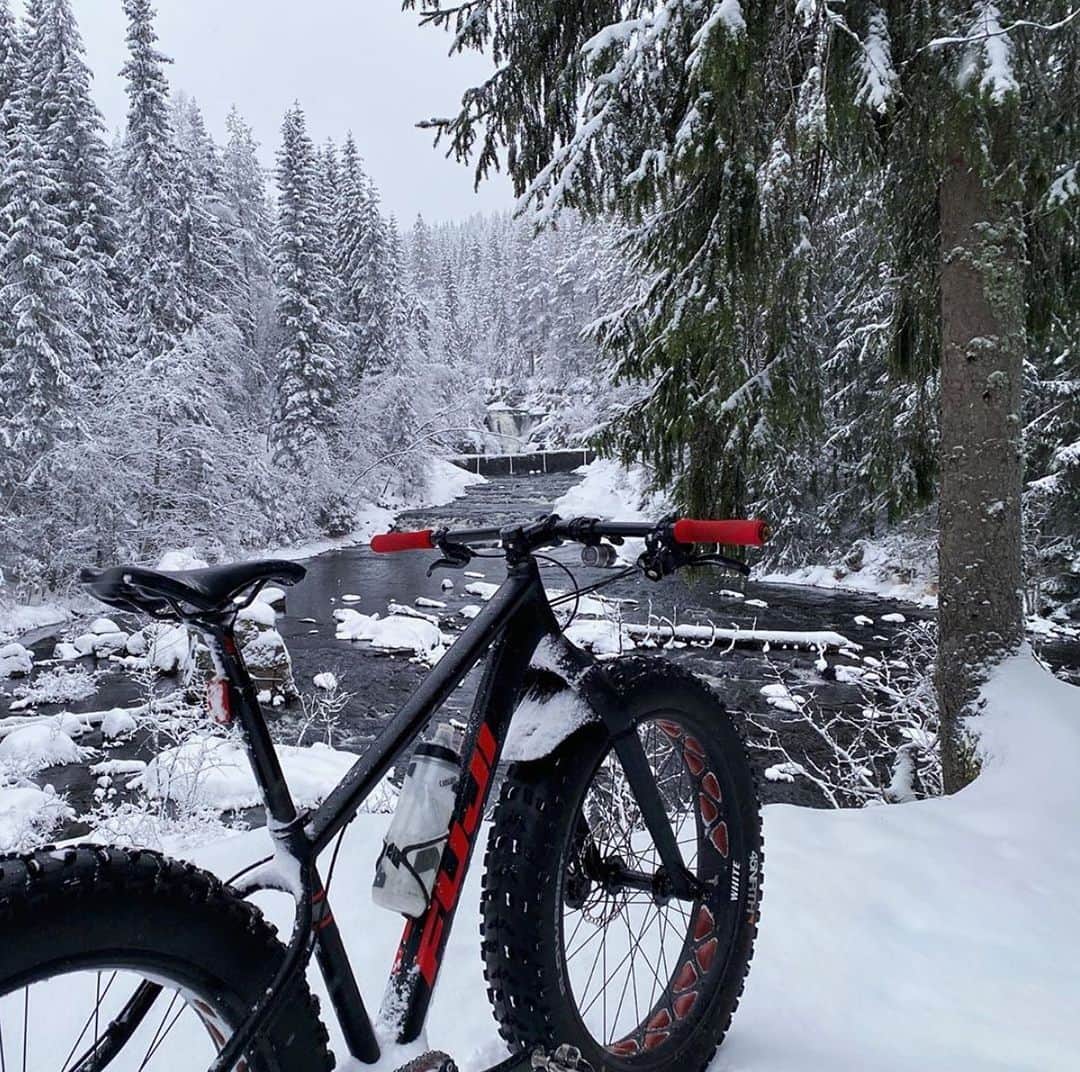 Fuji Bikesさんのインスタグラム写真 - (Fuji BikesInstagram)「Let it snow! ❄️ @ronnyhaga likes to get out and take on some icy scenery on his Fuji !  #fatbike #fujibikes #snowbike #bikepacking #mtb」1月27日 7時44分 - fujibikes