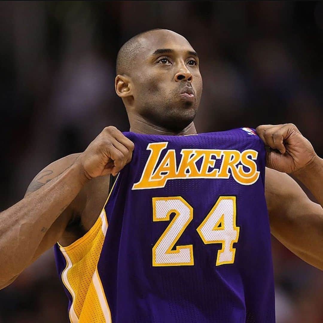 ジェイソン・デルーロのインスタグラム：「One of the most genuine ppl I’ve ever met. Just a great human being! I’ve always admired Kobe & his work ethic, but spending time with him furthered that admiration because not only was he a legend but he was a human being first. At dinner one night in China he asked each one of my dancers why they loved dance & what made them tick. This went on for hrs Everyone felt included & inspired by each others stories. The center of attention didn’t need to be him or I.. Everyone present was amazed at how engaged he was in all the stories. Kobe being a complete competitor tapped my glass with his empty one, after each shot he finished determined to make me give up or throw up trying. Needless to say I couldn’t hang with Mamba lost and had to be carried out after 13 whiskeys. Memories I’ll never forget. This is so hard. I’m praying for his family today! What a loss」
