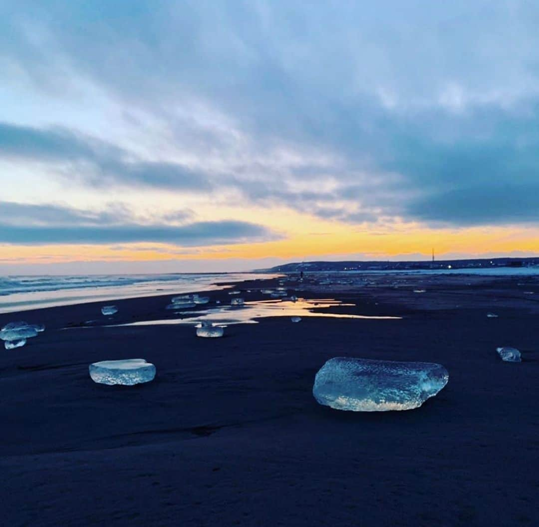 澤田友美さんのインスタグラム写真 - (澤田友美Instagram)「. 今年も地元では、jewelry iceが海からたくさんあがってるみたい💎✨ あざらしも。笑 . @jewelryhouse67 に今年も手伝いに帰ろうかなぁ😸 ま、でも冬はまだ長い後半でいいか🤪 . . #throwback  #jewelryice #ジュエリーアイス  #大津海岸」1月27日 7時53分 - tomomi__sawada