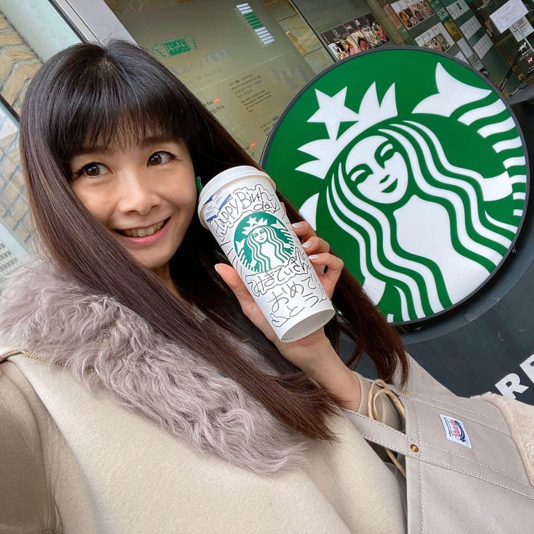 のインスタグラム：「‪❤️HAPPY BIRTHDAY TO ME❤️ 【スタバでお祝い】お気に入りドリンクで迎える誕生日‬‪ ❤️プロフィールからブログに飛べます❤️ https://ameblo.jp/panda--cafe--panda/entry-12570126335.html ‬.☕️. ‪ #外村美姫 #しまむらコーデ #プチプラコーデ #今日のコーデ #スタバ #スターバックスコーヒー #スターバックスコーヒージャパン #STARBUCKS  #starbuckscoffee #starbucksjapan #starbuckscoffeejapan #スタバ好き #スタバ好きな人と繋がりたい #スタバ好きと繋がりたい #スターバックスリワード #水瓶座 #誕生日 #happybirthday #1月27日生まれ」