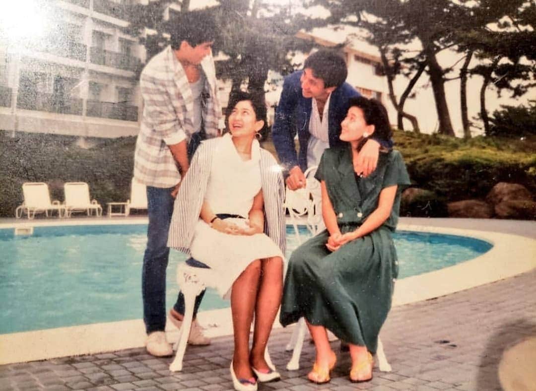 藤岡幸夫のインスタグラム：「昨日は１つ歳上のかみさんの誕生日‼️親友夫婦&弟分が遊びに来てくれました。付き合いはじめて37年(写真はあの頃の４人)結婚して31年、かみさんには色々バレバレだけど奇跡的に仲良くしてるのは、そりゃあーた、友人達のアリバイ工作のおかげ❗弟分(かみさんの隣)が最高のワインを持って来てくれました。感謝！」
