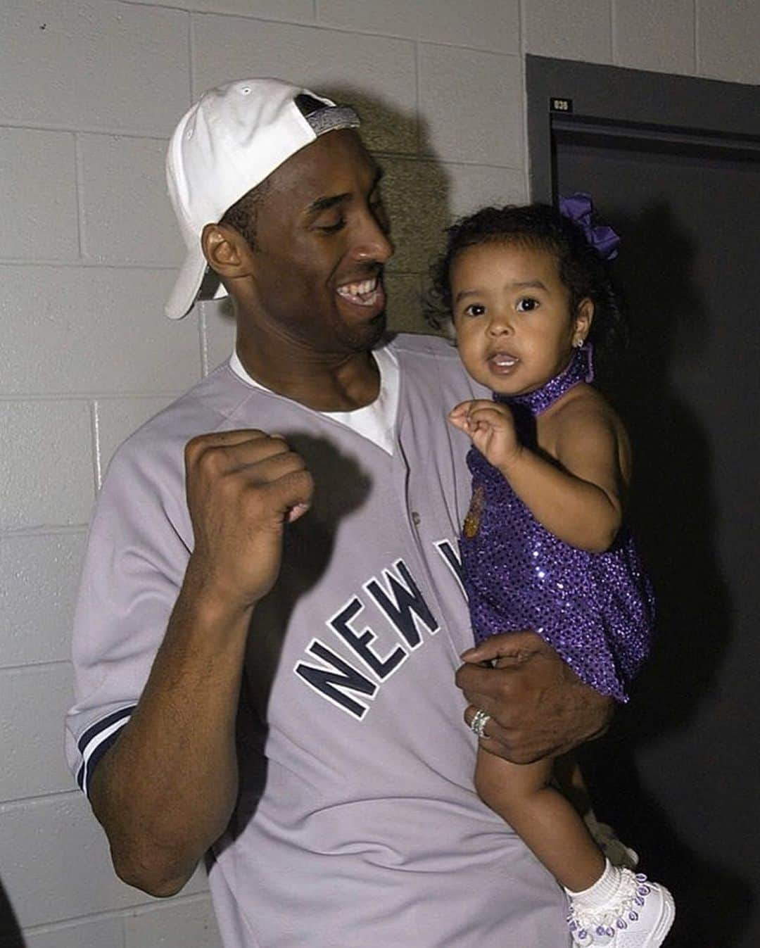 サラ・ステージさんのインスタグラム写真 - (サラ・ステージInstagram)「Devastating 😭 Los Angeles will never be the same. RIP to the legend Kobe Bryant and his princess Gianna🙏🏼 As a mother my heart aches for @vanessabryant and her family and the other passengers and pilot . Sending them all of the love and strength.  Let’s make sure to let our loved ones know how much they mean to us and hug them a little tighter today as tomorrow is not guaranteed for anyone」1月27日 8時16分 - sarahstage