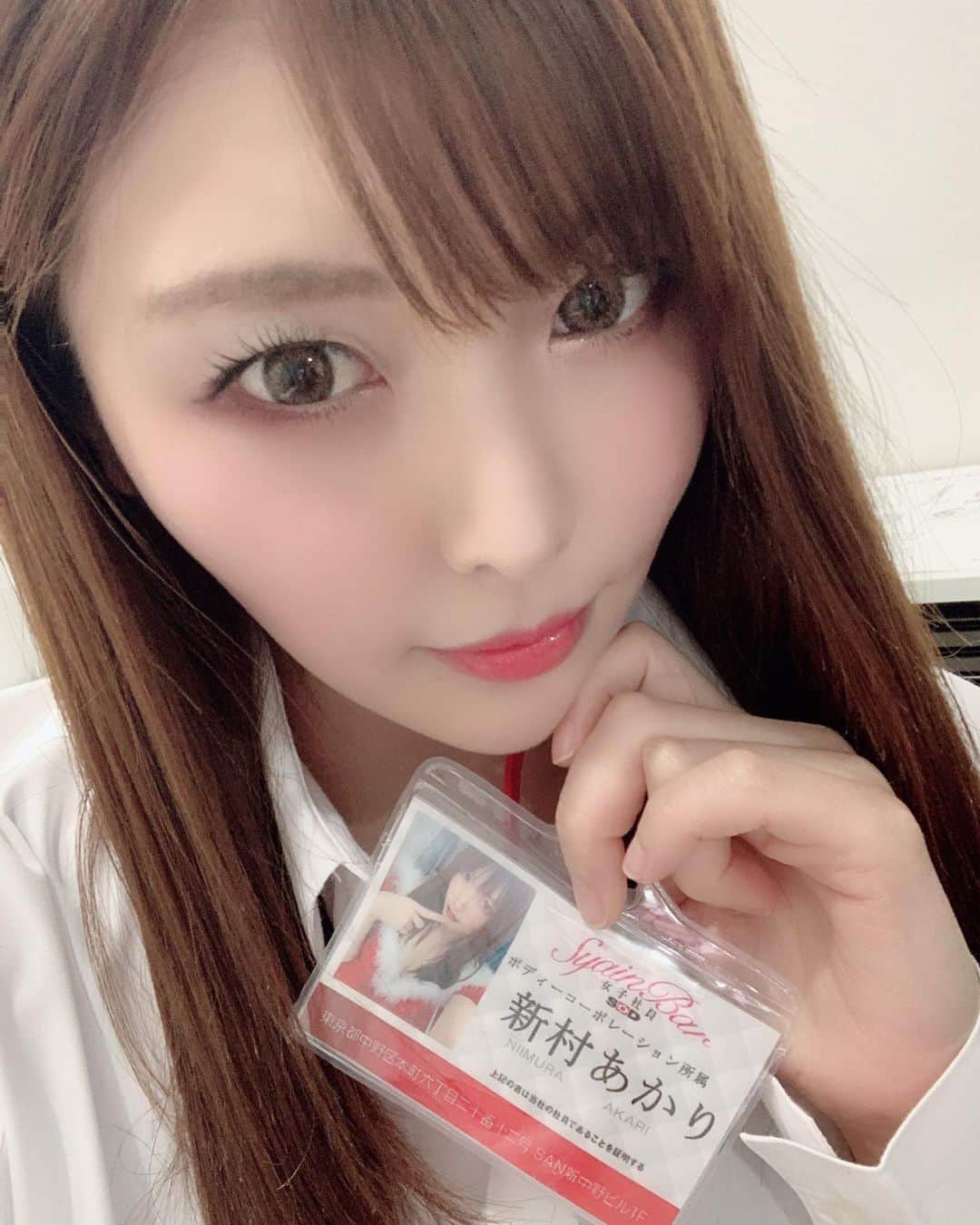 新村あかりのインスタグラム：「syain bar来てくださり ありがとうございました❤︎ 一緒に写真に写ってるコは 天宮みすずちゃんです！ （女優さんじゃないよ‼︎） 天宮ちゃんも初出勤やったみたい😊💕 #sod #女子社員 #syainbar」