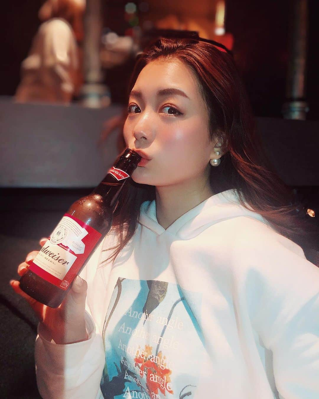 蜂谷晏海さんのインスタグラム写真 - (蜂谷晏海Instagram)「生ビールが冷えてなかったので2杯目からはみほさんオススメの瓶ビール🍻🤣💓 バドワイザー美味しかった🥰 ミカさん撮影📸盛れました🙏🙇‍♀️ #キンキンに冷えてやがる#カイジ#見たばかり #ぷはあみら#ビール女子#ビール党 #beer#はちやとお疲れ様ビール #はちやと乾杯 #蜂谷晏海の今日も乾杯#今日も乾杯」1月27日 8時20分 - hachiyaami