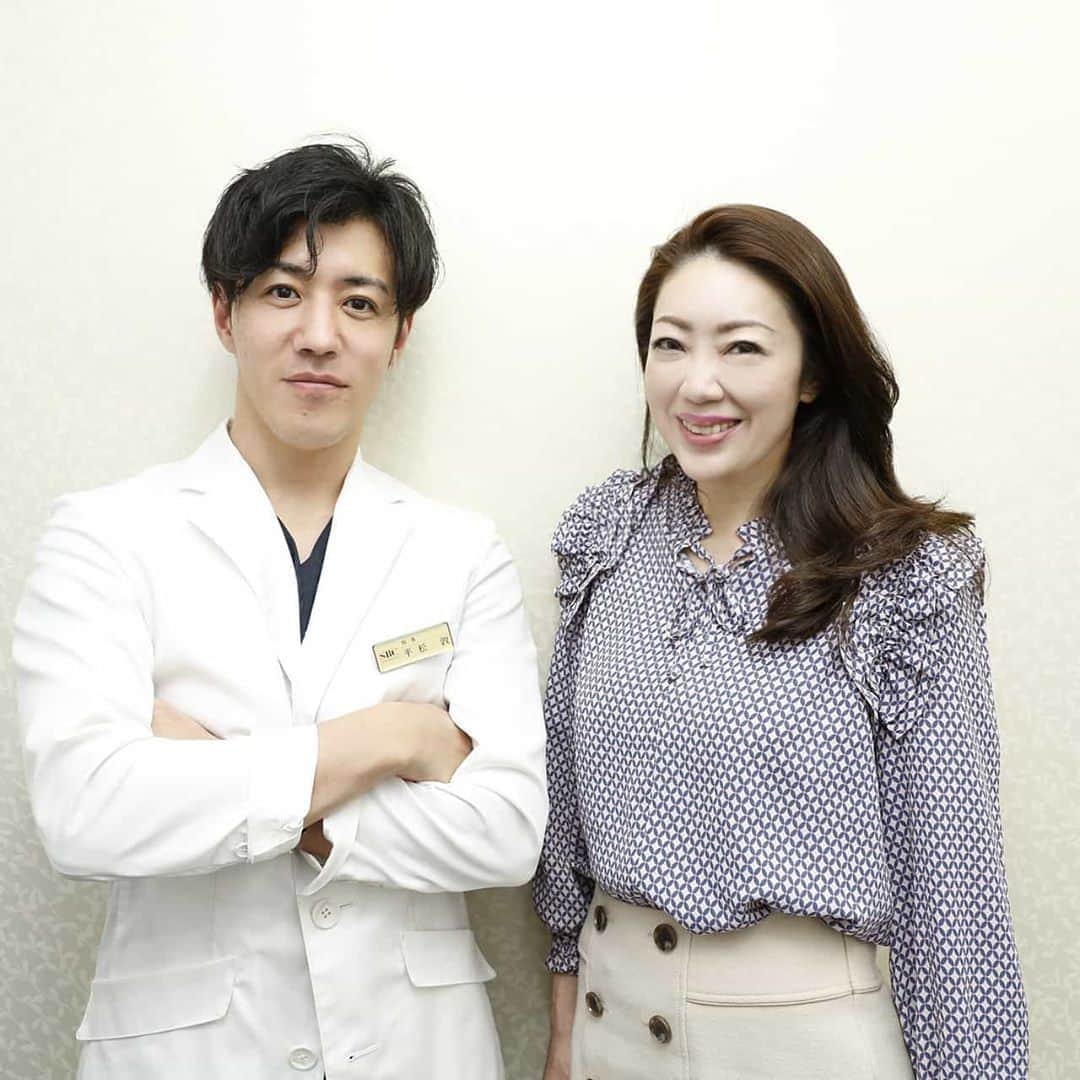 今堀恵理さんのインスタグラム写真 - (今堀恵理Instagram)「アラフォー世代 フェイスラインのたるみ・ほうれい線が気になりつつ有りまして😣  新しくオープンした 湘南美容クリニック西宮北口院　@sbc_nishinomiya　に行って来ました🎵  平松 敦院長　@sbc_hiramatsu　に相談したところ  シークレットリフトでフェイスラインを上げて⤴ゴルゴラインやほうれい線などの凹みが気になる部分は柔らかいヒアルロン酸を注入したら？と提案して下さったので  それなら傷も残らず短時間で気軽に悩みを解消出来るし安心💕 自分では何をしたら良いか分からなかったので、平松先生に相談して良かったです。 不安な部分も全て解消して下さり、信頼出来る先生にお任せして施術してもらいました  結果は後日報告させて下さい  スタッフの方々もご親切に対応して下さいましたよ  #湘南美容クリニック #湘南美容 #湘南美容クリニック西宮北口院 #湘美女 #すっぴんでもいい女 #自分磨き #綺麗になりたい #美意識 #湘南レポ #美容外科 #小顔 #フェイスライン #ほうれい線 #ゴルゴライン #エイジングケア #アンチエイジング #リフトアップ #糸リフト #シークレットリフト #ヒアルロン酸」1月27日 8時36分 - eriimahori