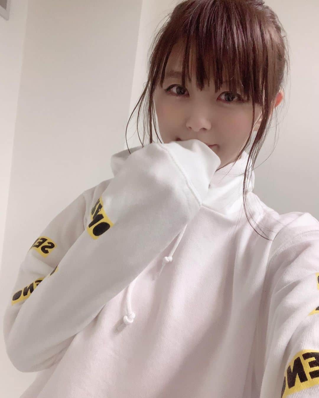 satomiさんのインスタグラム写真 - (satomiInstagram)「☺︎今日のコーデ☺︎ お気に入りのユニセックスのパーカー（ @sereno.official） * 着心地抜群で腕のロゴがお気に入り💓 ブラックも着たい😊 * ______________________________ HP→ https://amasity.jp/user_data/sereno サイズ→Lサイズ（モデル：169センチ） カラー→ホワイト、ブラック（ホワイト着用） ______________________________ * * #今日のコーデ #パーカー #パーカー女子 #セレーノ #ストリート #おそろコーデ #お気に入りのアイテム #ユニセックス #パーカーコーデ #ストリートコーデ #メンズコーデ #コーデ #ootd #トレーニング女子 #お出掛けコーデ」1月27日 8時59分 - saatoomii47