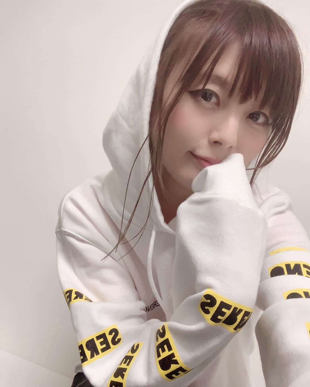 satomiさんのインスタグラム写真 - (satomiInstagram)「☺︎今日のコーデ☺︎ お気に入りのユニセックスのパーカー（ @sereno.official） * 着心地抜群で腕のロゴがお気に入り💓 ブラックも着たい😊 * ______________________________ HP→ https://amasity.jp/user_data/sereno サイズ→Lサイズ（モデル：169センチ） カラー→ホワイト、ブラック（ホワイト着用） ______________________________ * * #今日のコーデ #パーカー #パーカー女子 #セレーノ #ストリート #おそろコーデ #お気に入りのアイテム #ユニセックス #パーカーコーデ #ストリートコーデ #メンズコーデ #コーデ #ootd #トレーニング女子 #お出掛けコーデ」1月27日 8時59分 - saatoomii47