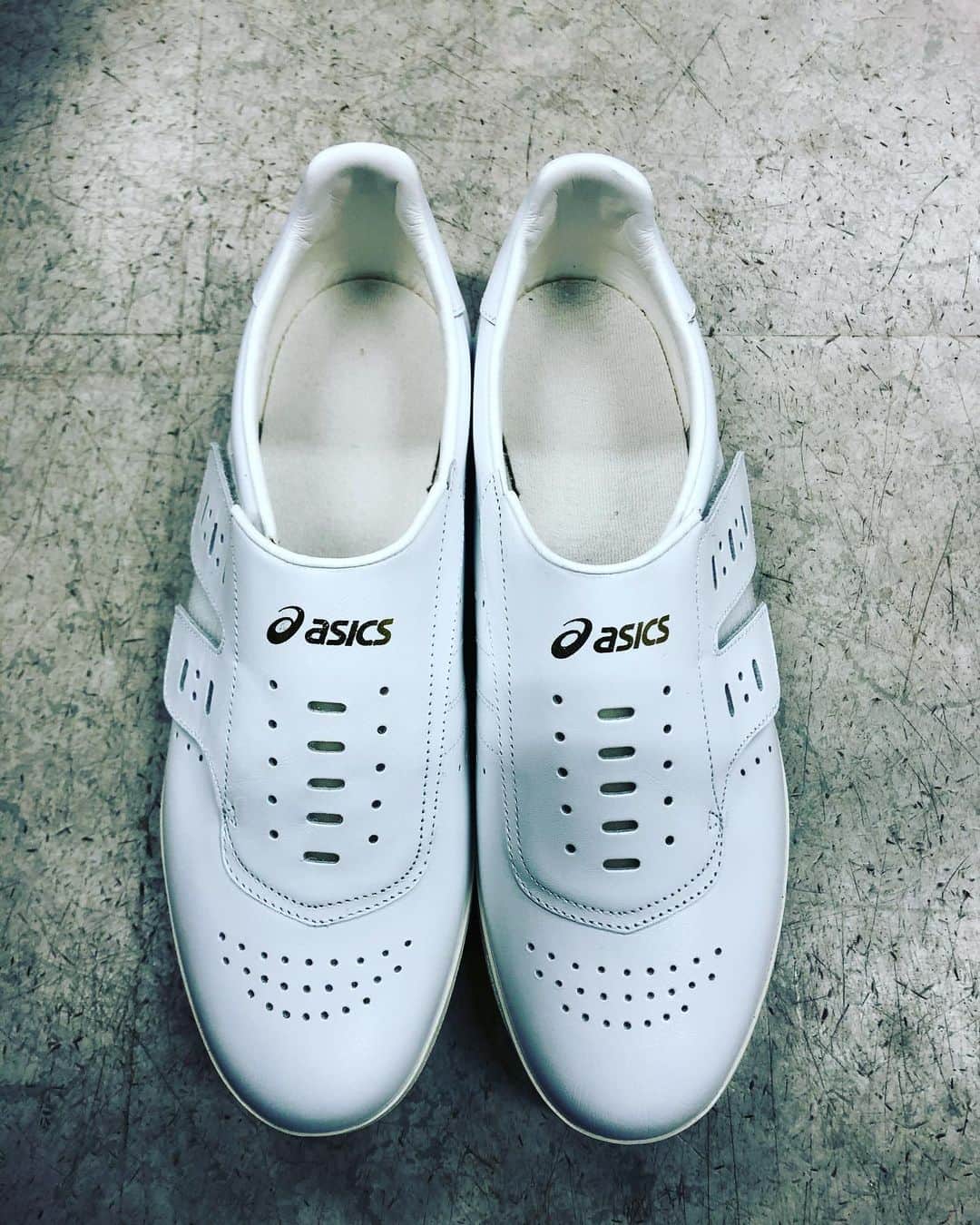 のインスタグラム：「〈asicsアフターランナーMG-DK〉 asicsさんに無理を言って用意して頂いた今年のスニーカーはコレです。  自分が小学校や中学校の頃、学校の先生方は、こぞってコノasicsを履いていました。 校長先生や教頭先生も履いていました。  いつか履いてみたいと思っていた靴。今年ついに履きます。(・∀・) 大切に履きます。 コレは良く見ると、かなりの作り込みで、かなりの仕上がりです。  カッコイイ。コレがセレクトショップに並ぶ日も近い⁈ (・∀・) #asics #アシックス #白靴 #昔はダサいと思っていた #アシックスの名作 #意外に高い #嬉しい楽しい大好き」