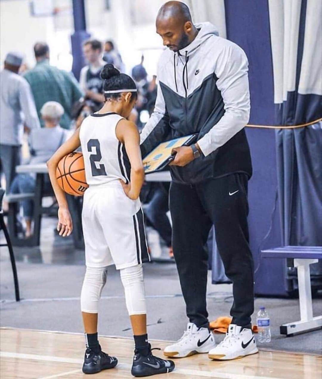 ジェネビーブ・ナジのインスタグラム：「He was more than a winner and Champion. He was the hero every daughter wished for. Rest In Peace Kobe and Gianna. 💔💐」