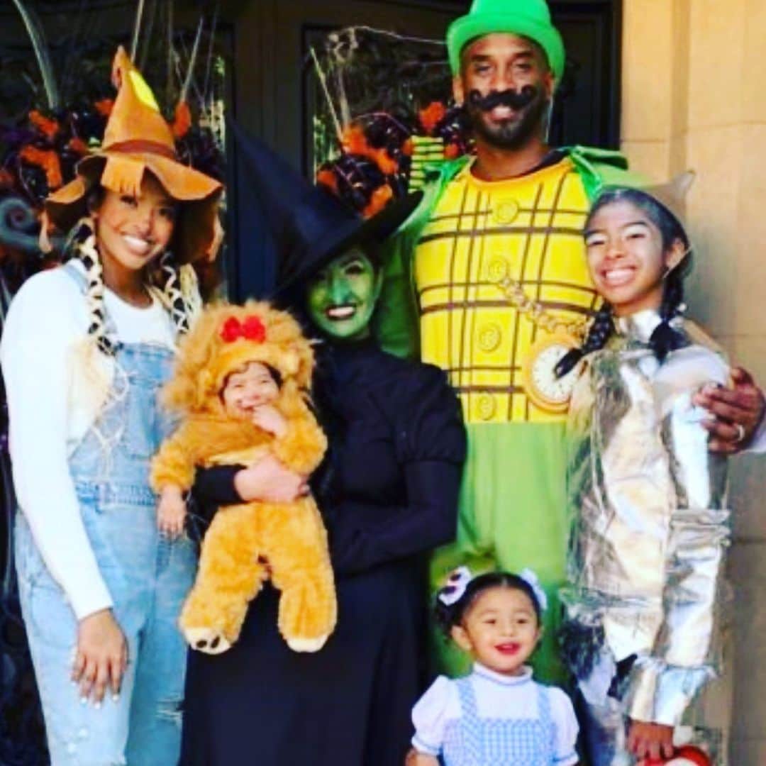 のインスタグラム：「So many photos have been posted of Kobe but in this one, we see Kobe as a dad, going along with what girls wanted to be for Halloween. His smile is the sweetest. Prayers for all the families involved in this horrific tragedy.」
