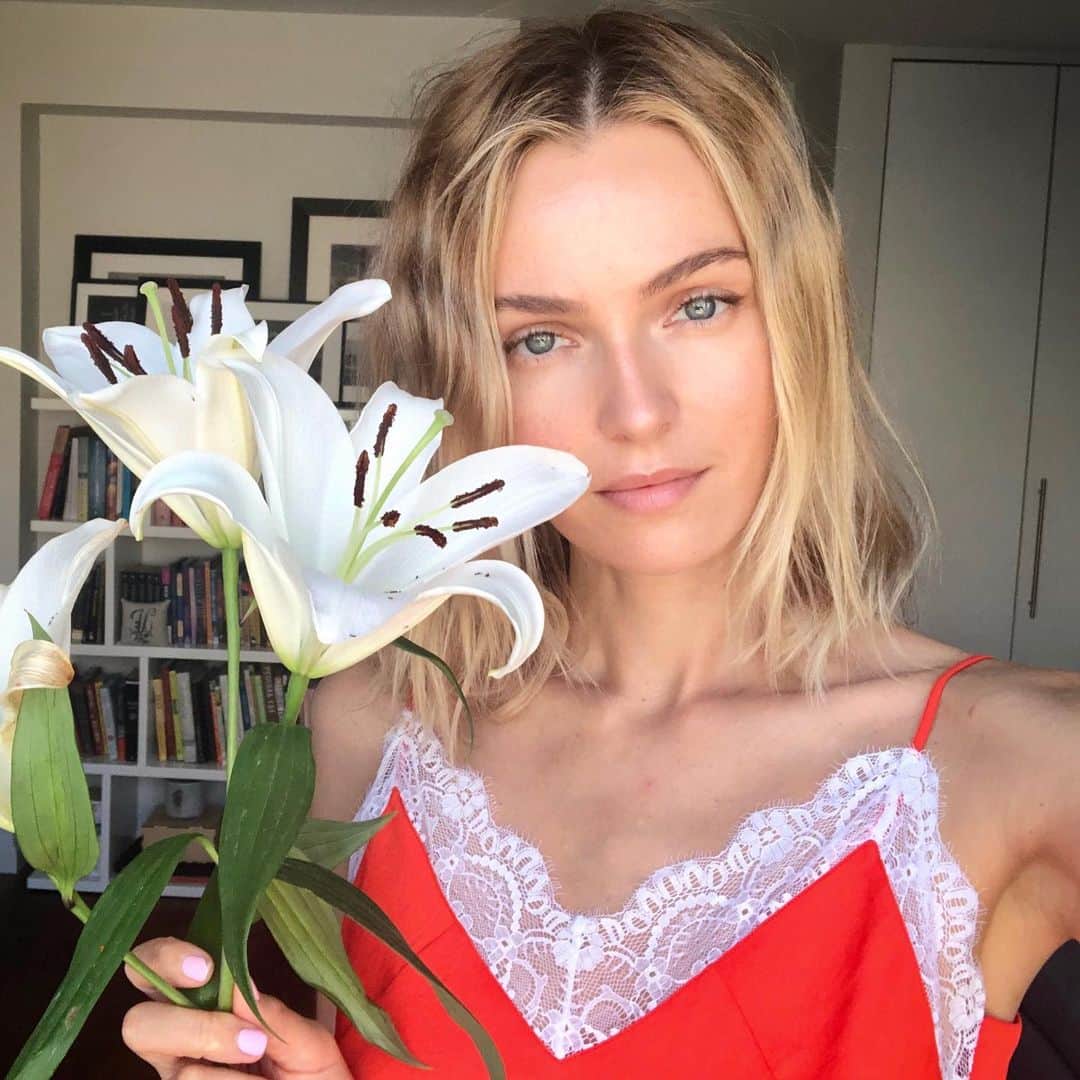 ヴァレンティナ・ゼリャヴァのインスタグラム：「Sound is our mind, Silence is our being. - Osho」