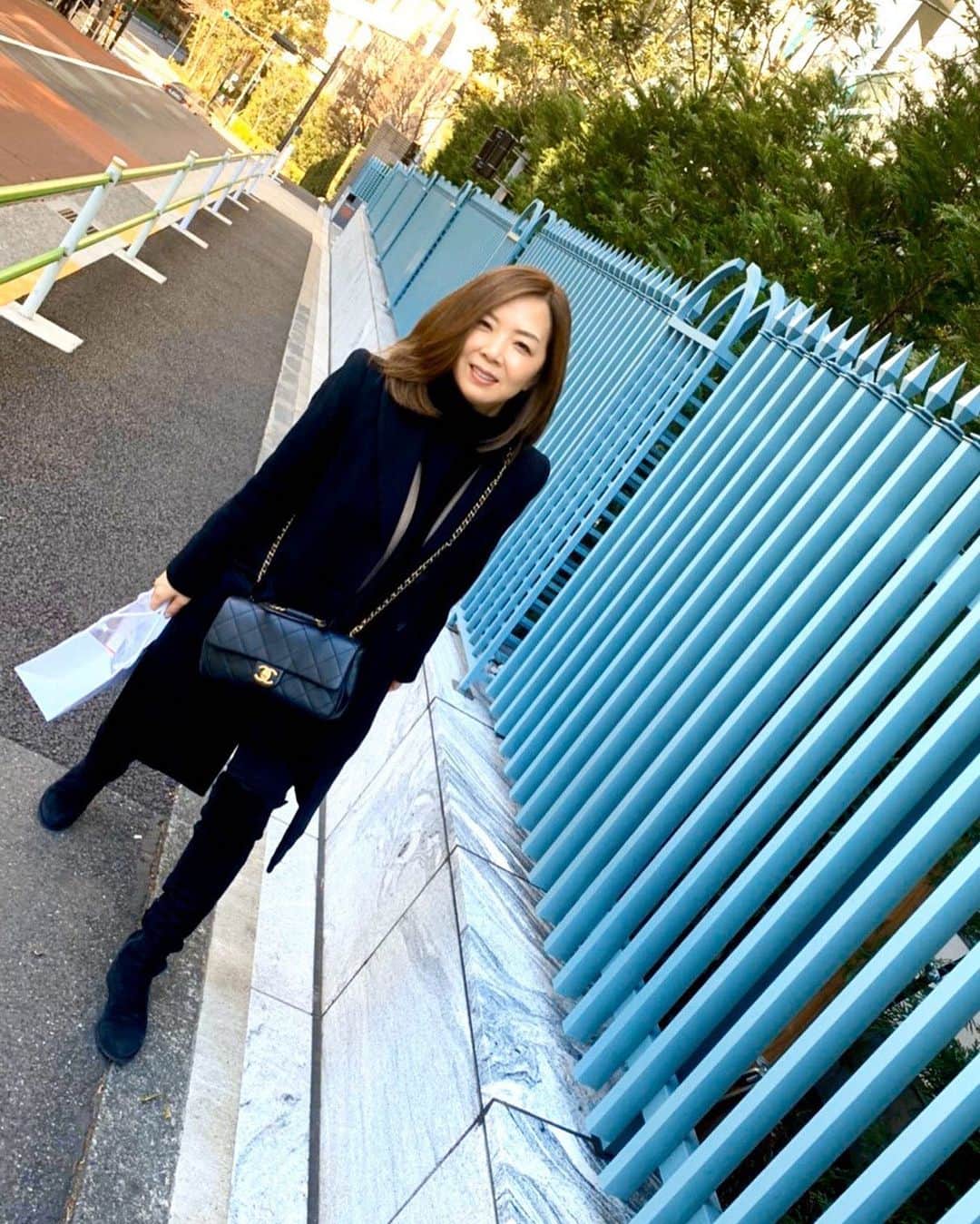 のインスタグラム：「テクテク歩く時は、﻿ お気に入りのStuart Weitzmanの﻿ ぺったんこロングブーツで。﻿ ﻿ ﻿ 歩く時は音楽を聞かずに、﻿ 無になって見たり、﻿ 自分と会話する時間に。﻿ ﻿ ﻿ インスピレーションが1番湧き出る時。﻿ ﻿ ﻿ 忙しい、忙しいを、 あえて意識的にゆるりに切り替える。 ﻿ ﻿ 朝、一駅分、﻿会えてゆるりと歩いてみない？﻿ ゆるりが心の余裕をつくってくれるよっ💓 ﻿ -------------------------------------------﻿ ﻿ ♦︎ Grace Salon ﻿ オンライン上で学べるサロン﻿ @hirokograce プロフURLより﻿ ﻿ ﻿ ♦︎ 継続メンタープログラム  3ヶ月待ち﻿ 空席募集は、プロフURLより﻿ 無料メールマガジンにご登録ください﻿ ﻿ ﻿ ♦︎ ウーマン魅力学Diploma講座募集﻿ ﻿ ・21期 満席﻿ ・22期 2020年3月 募集中﻿ ﻿ プロフURLより﻿ ﻿ ﻿ 著書：﻿ 夫を最強のパートナーにする方法（大和書房）﻿ やめたら幸せになる妻の習慣（Wave 出版）﻿ 愛され妻の習慣（Wave 出版）﻿ ﻿ ﻿ ▶︎ ブックアカウント ﻿ @hirokograce_books ﻿ ﻿ #gracesalon#ウーマン魅力学 #ヒロコの愛されマインド #ヒロコ流ブレない女性の生き方  #生き方#アラフォーママ  #パートナーシップ #海外志向 #ニューヨーク流マインド  #ライフスタイル #海外旅行 #ぶれない軸 #女性の生き方 #グローバルスタンダードマインド #キャリアウーマン #女性経営者 #女性起業家 #海外ファッション #アラサーコーデ #年齢の重ね方 #生き方改革 #不安解消#海外暮らし #素敵空間」
