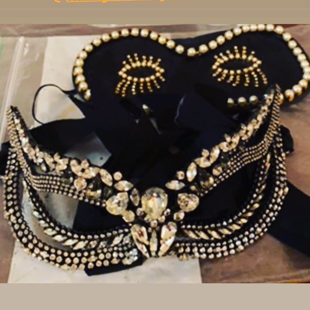のインスタグラム：「It’s ok to hide behind our mask @ericksonbeamon thanks @mindysaadstylist」
