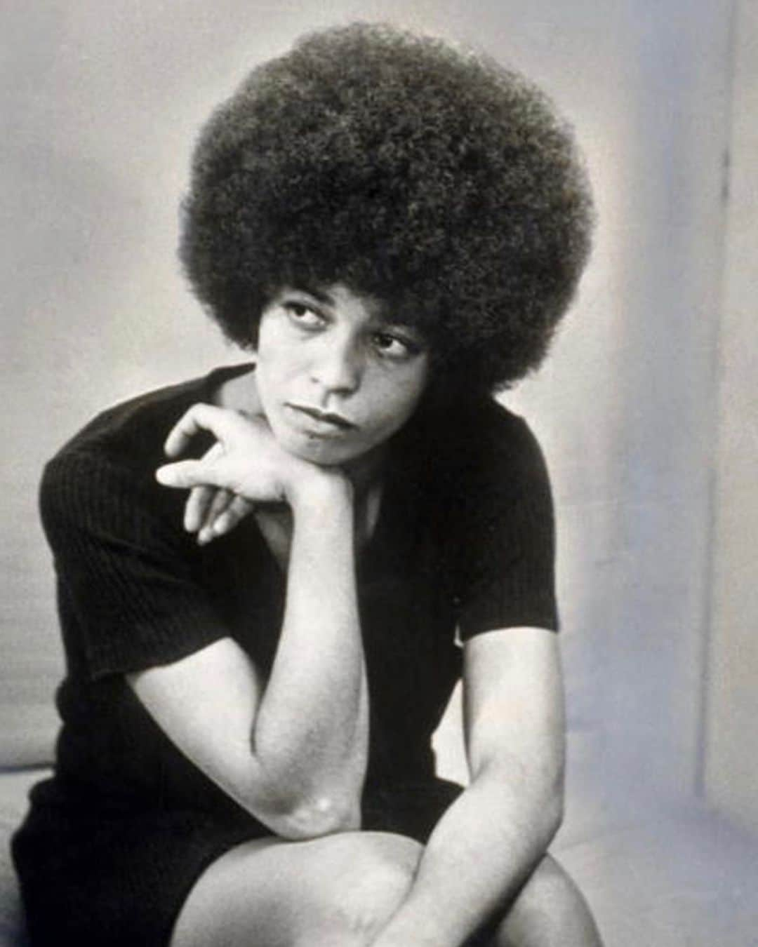 トームさんのインスタグラム写真 - (トームInstagram)「#AngelaDavis is 76 today “Angela Davis is an icon of the countercultural movements of the ‘60s and ‘70s, an outspoken advocate for social justice whose likeness is a major part of the iconography of the era.  But her work is not just a chapter from the past.  Davis, a distinguished professor emerita at UC Santa Cruz, continues today to work on prison issues and what she refers to as the “prison industrial complex.” She is a vocal critic of our criminal justice system, noting that it has disproportionately jailed people of color. She points out that state and local spending on prisons has risen three times faster than spending on schools since 1990. Prisons have become the de facto solution to many of the United States’ social problems, she argues. “But prisons do not disappear problems, they disappear human beings,” she wrote in a widely distributed essay (accessible here on Howard Zinn's online project “History is a Weapon.”). “And the practice of disappearing vast numbers of people from poor, immigrant, and racially marginalized communities has literally become big business.” Davis considers herself a prison abolitionist, and challenges listeners to rethink the modern system of incarceration.” @ucla #RobynSchelenz #protest #madebywomen」1月27日 9時34分 - tomenyc