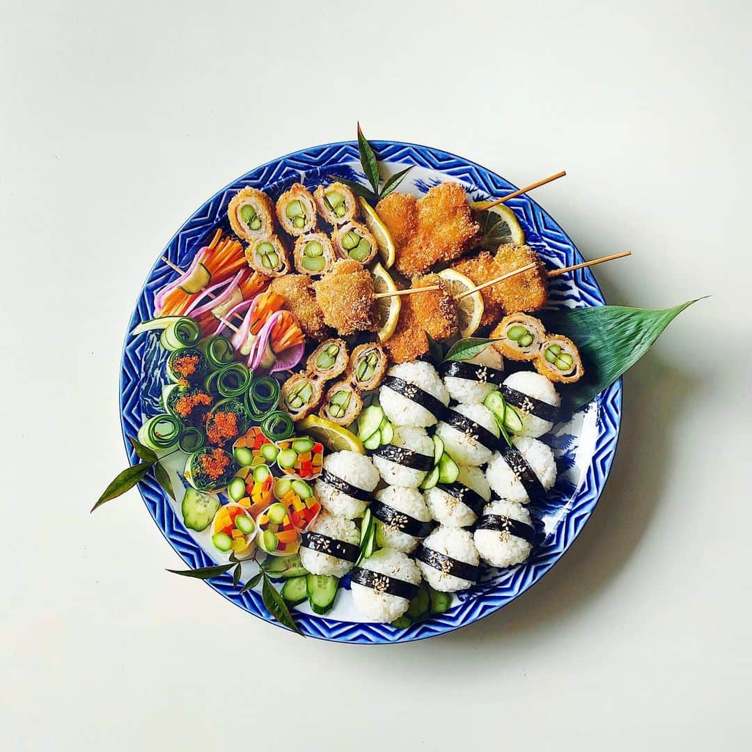 Chinamiさんのインスタグラム写真 - (ChinamiInstagram)「Plain Japanese rice balls, deep-fried green asparagus and Fresh spring rolls of vegetables. Bon Appetit! #japanesefood ##riceball #japan #todaysgoodthing #life #onigiri #lifestyle #livemoremagic #myhappyviews #mylife  #livemore 近くに引っ越してきてくれたからね たまには親孝行。 小さめのおにぎりと串カツの差し入れ。」1月27日 15時07分 - chinamiphoto