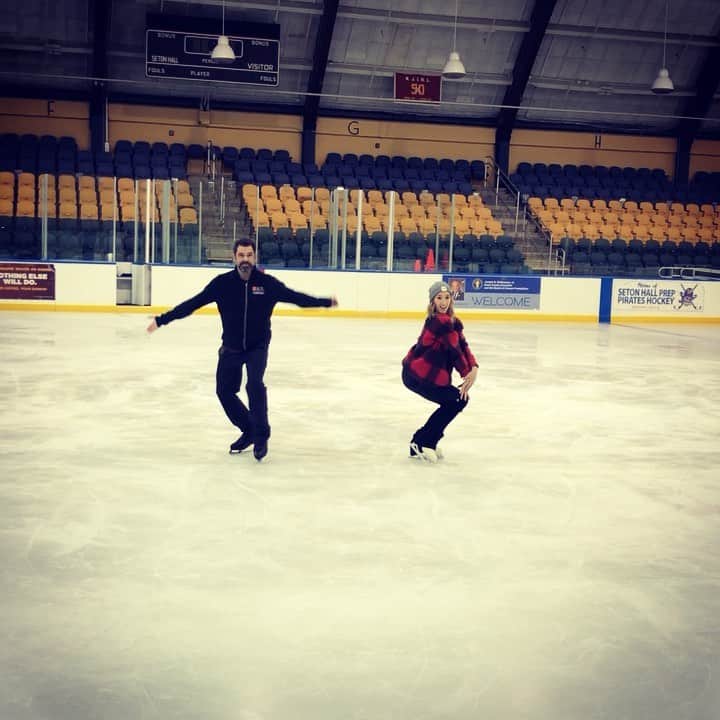 シネイド・ケアーのインスタグラム：「We had no fun at all making up this number....😬🙄 Can’t wait to see the Ice dancers perform this tomorrow at #USFSA Performance Camp🎉🎉 #WelcomeToTheTeam @icedanceinternational @usfigureskating」