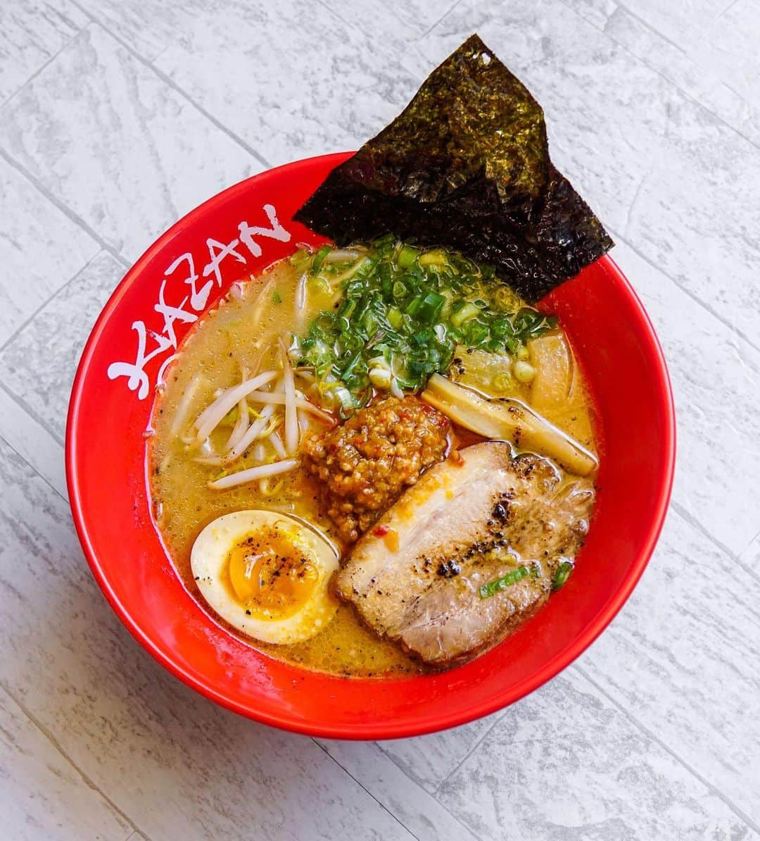 ワイキキ横丁さんのインスタグラム写真 - (ワイキキ横丁Instagram)「@tonkotsukazanhawaii のラーメンはローカルにも日本人にも大人気✨イチオシポイントはしっかりした豚骨ベースのスープと細麺です！ Photo by @ragrinds #ホノルル #ワイキキ #ハワイ情報 #ハワイグルメ #ハワイフード #ハワイ好き #ハワイライフ #ハワイ生活 #オアフ島 #美味しい #日本食 #横丁 #女子旅 #男子旅 #家族旅行 #ワイキキ横丁#ワイキキ横丁 #ハワイ旅行#ハワイ居酒屋 #ハワイラーメン」1月27日 9時45分 - waikikiyokochojp