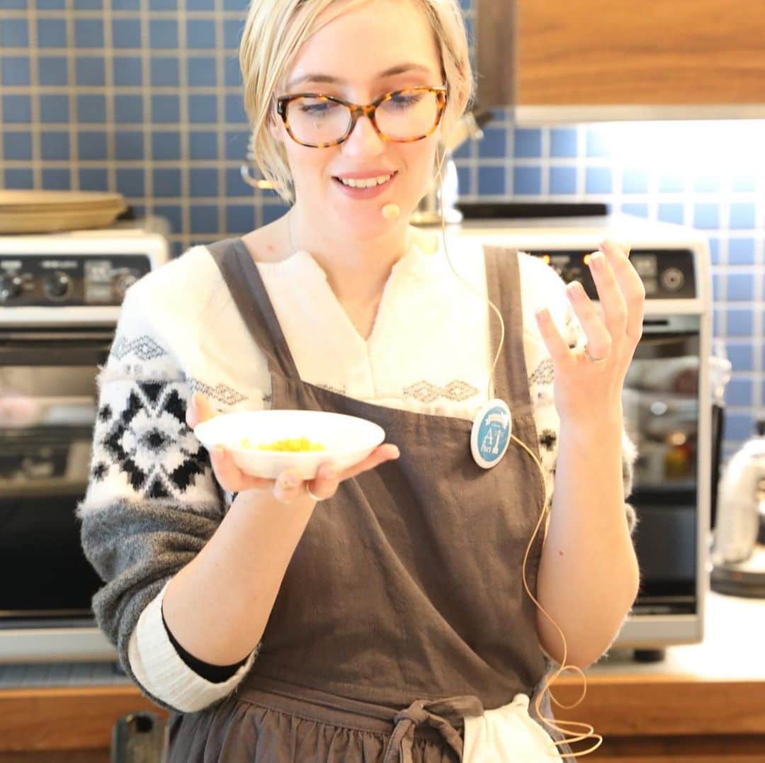 のインスタグラム：「🇫🇷﻿ ﻿ ルーシーさんの、キッチンからBonjour!﻿ ～年明けに仲良く味わうフォアグラ料理～﻿ ﻿ 南フランス生まれのルーシーさん。﻿ ﻿ いつも故郷の家庭料理をレクチャーしてくださいます。﻿ ﻿ 今回のテーマは「フォアグラ」﻿ ﻿ 日本ではレストランなどで食べる高級食材ですが、﻿ ﻿ 南フランスでも高級食材は同じ…﻿ ﻿ ただ、年末年始には、どの家庭でもフォアグラが食卓に並ぶそうです。﻿ ﻿ 今回教えていただいたのは、そんなフランスの家庭で楽しまれているスタイルです。﻿ ﻿ ・フランスパンにのせて食べる。﻿ ﻿ ・パンとフォアグラとジャム(Aplicocco)﻿ ﻿ ・パンデピス（香辛料を使ったパン）にのせて。﻿ ﻿ そして、もうひとつ。﻿ ﻿ フォアグラと同じく、いつも食卓に並んだという「サーモン」﻿ ﻿ こちらは、「ブリニ」（甘くないパンケーキのようなもの）の上にクリームチーズを塗ってその上にのせて…﻿ ﻿ 「パンデピス」＆「ブリニ」は、日本にある材料で簡単びに作れるんですよ!(^^)!﻿ ﻿ それをレクチャーしていただき、Yuiさんが準備してくださったジンジャードリンクと一緒に、美味しくいただきました。﻿ ﻿ 年始めのワークショップは、南フランスのおうちスタイルでお祝いしました。﻿ ﻿ みなさん、ありがとうございました。﻿ ﻿ －皆さんの感想ー﻿ ﻿ ＊あれもこれもおいしくて、ステキな2020年をスタートできました。フォアグラももちろんですが、フランスの食文化（特に家庭の）を見ることができてすごく楽しかったです！いい刺激をもらいました。ありがとうございます。﻿ ﻿ ＊なかなか普段口にしない南仏の味を楽しめて嬉しかった。パンデピスとフォアグラの組み合わせが最高でした！タマネギとサーモンの組み合わせが仏にはないのもビックリでした。﻿ ﻿ ＊フォアグラを作った食べ方がすごく勉強になった。家でもパンケーキの様な「ブリニ」を作ってみたいと思います。ちょっとしたホームパーティーに使えると思います。﻿ ﻿ ＊料理以外にもフランスの事について話が聞けてよかった。普段食べれないものばかりで、素敵な経験になりました。﻿ ﻿ ＊ルーシーさん初めましてでした。焼いたらやわらかいフォアグラしか知らなかったので、新しい美味しさに出会えて幸せです。ジャムとの組み合わせが本当にマッチしていました。ジャムも最高です。いつも素敵なイベントをありがとうございます。富山のキラキラ輝く素敵な方々に出会えるのも楽しいです。﻿ ﻿ ＊最初に食べたフォアグラが美味しくなかったので期待して参加しました。ジャムとパンの組み合わせは最高に美味しかったし、パンデピスも本場の味として期待を裏切らなかったです。ファアグラ大好きになりました。Ｙｕｉさんの飲み物との相性もとてもよかったです。﻿ ﻿ etc..」