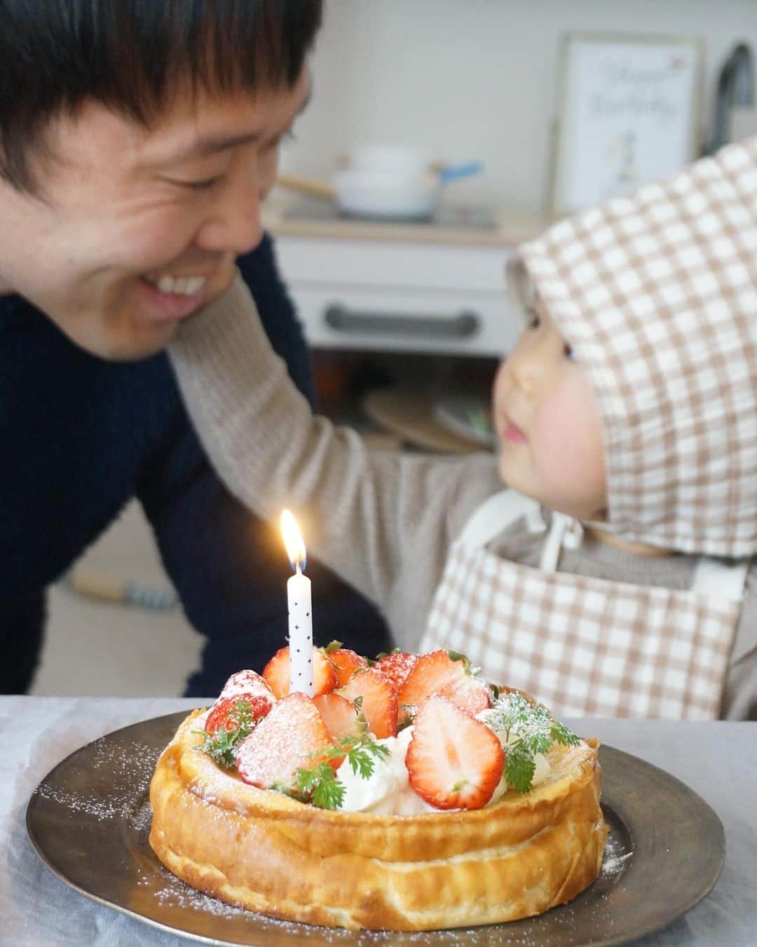 鈴木あすなのインスタグラム：「やりたい事やれて満足な休日。 . パパの誕生日ケーキを娘とゆっくり作れたし、夜ご飯はサポーレで食べたいもの買っておうちでゆっくり料理もできた。 . いちごが旬の時期にお誕生日っていいなあ。 .」