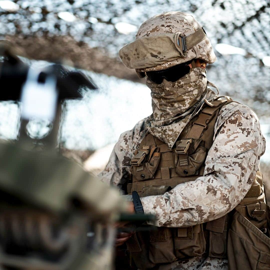 アメリカ海兵隊さんのインスタグラム写真 - (アメリカ海兵隊Instagram)「Modern Warfare 2  Pfc. Jose Guerraserpas, a cannoneer with India Battery, 1st Battalion, 10th Marine Regiment, @2dmardiv, cleans a M777 Howitzer during Integrated Training Exercise 2-20 at the @thecombatcenter. The ITX created a challenging, realistic training environment to produce combat-ready forces. (U.S. Marine Corps photo by Lance Cpl. Colton Brownlee)  #USMC #Military #Marines #Cannon #ITX」1月27日 10時00分 - marines