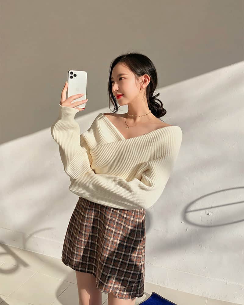 Chuuのインスタグラム：「도톰한 오프숄더 랩스타일 니트✨」
