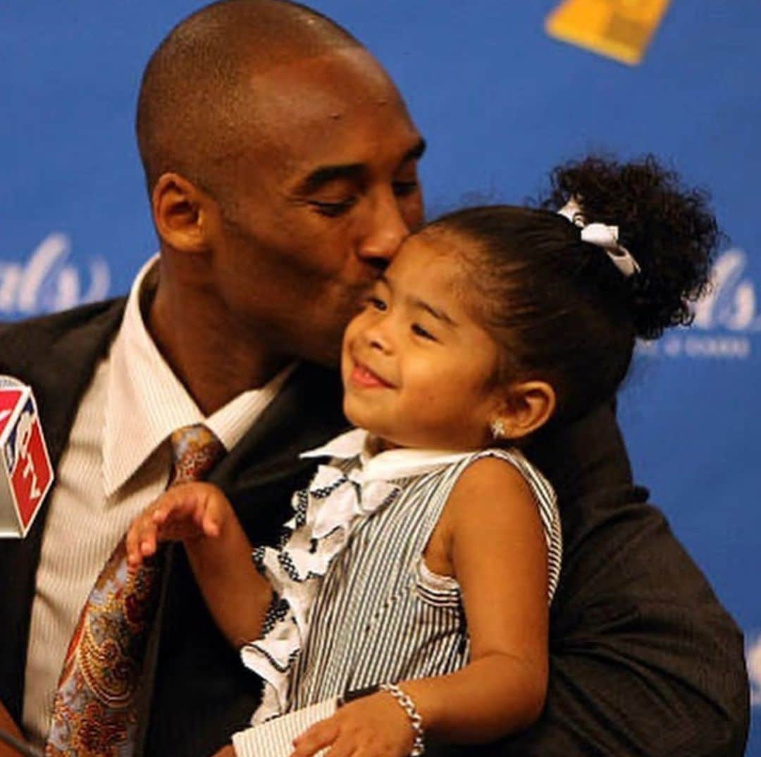 マックルモアーのインスタグラム：「I’m devastated.  I cannot begin to imagine the pain that his family and loved ones are feeling.  Losing both Kobe and Gianna.  As a parent, husband and fan I’m shaken.  I’m trying to process all of it and I keep coming up short.  I met Kobe at Sherman’s softball game.  We were on the same team.  At first I tried to play it cool in the locker room, thinking what do I even say to Kobe Bryant.  We all took a picture together and I was gonna leave it at that, but he pulled me aside and started asking questions about my writing process.  We discussed where creativity comes from and he talked about his own writing.  I couldn’t believe that someone who was always larger than life would be genuinely interested in what I did and what motivated me.  I quickly realized that Kobe is a seeker.  One of those rare humans who doesn’t put himself on a pedestal in any way, just soaks up the world that’s in front of him.  Someone who was constantly trying to evolve and go deeper.  I have always respected his craft and lived in awe for what he did on the court, but I left that conversation and that day with a deep admiration for Kobe Bryant the human.  For his humility and grace.  For always pushing himself and uplifting everyone around him in the process.  He is a legend and will be remembered as such for the rest of time.  RIP Kobe and Gianna」