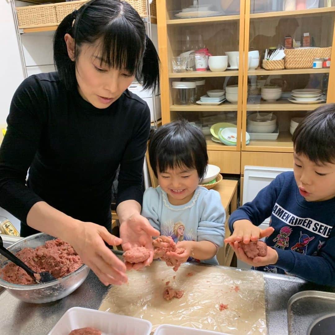 尾川とも子さんのインスタグラム写真 - (尾川とも子Instagram)「‪寒いのと疲労(歳なのか⁉️全然スペインの疲労が抜けません💦)もあって、‬ ‪久々に一日、子供たちと家で引きこもり。ハンバーグとクッキーとサツマイモチップを作って遊びました😁‬」1月27日 10時31分 - ogawatomoko_bouldering