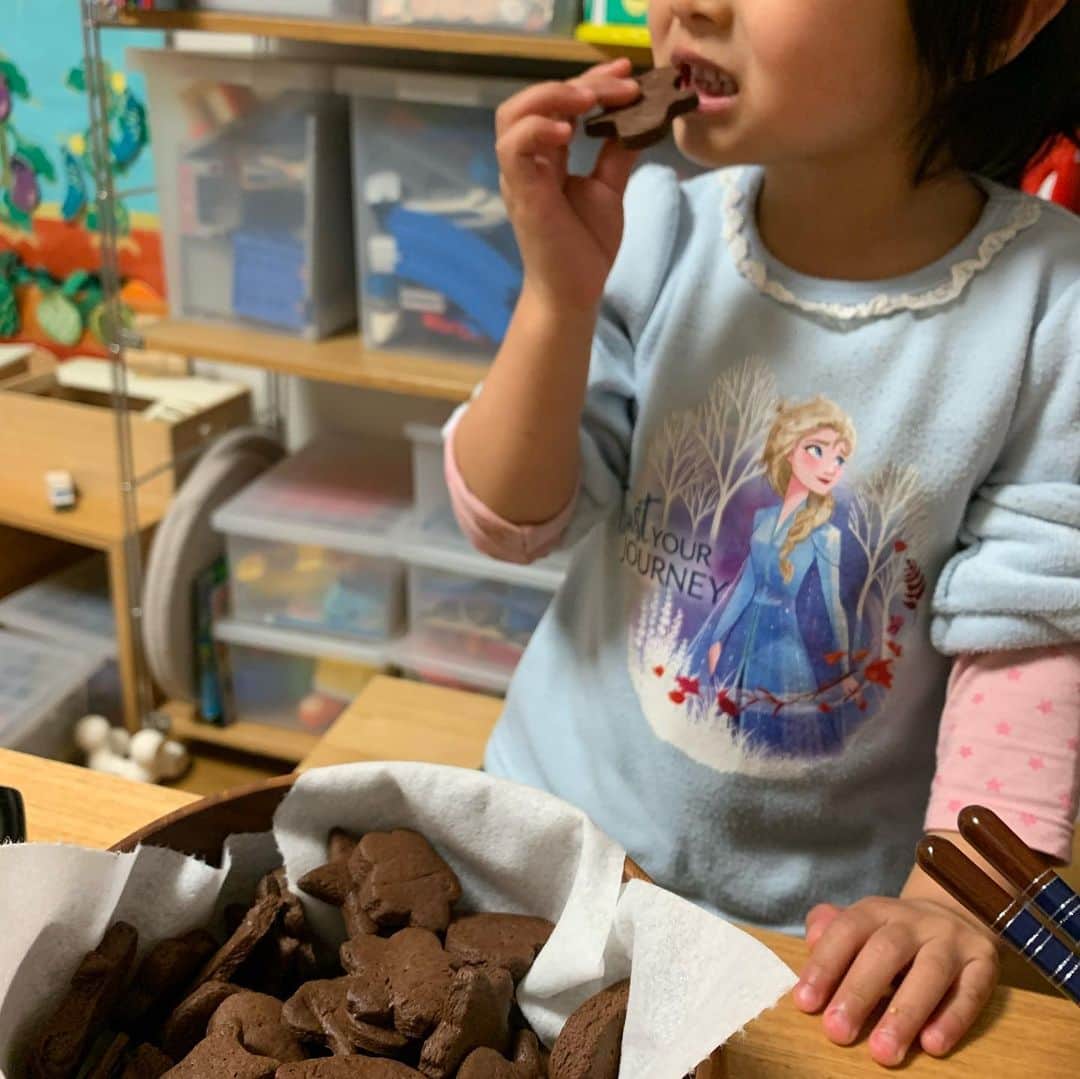 尾川とも子さんのインスタグラム写真 - (尾川とも子Instagram)「‪寒いのと疲労(歳なのか⁉️全然スペインの疲労が抜けません💦)もあって、‬ ‪久々に一日、子供たちと家で引きこもり。ハンバーグとクッキーとサツマイモチップを作って遊びました😁‬」1月27日 10時31分 - ogawatomoko_bouldering