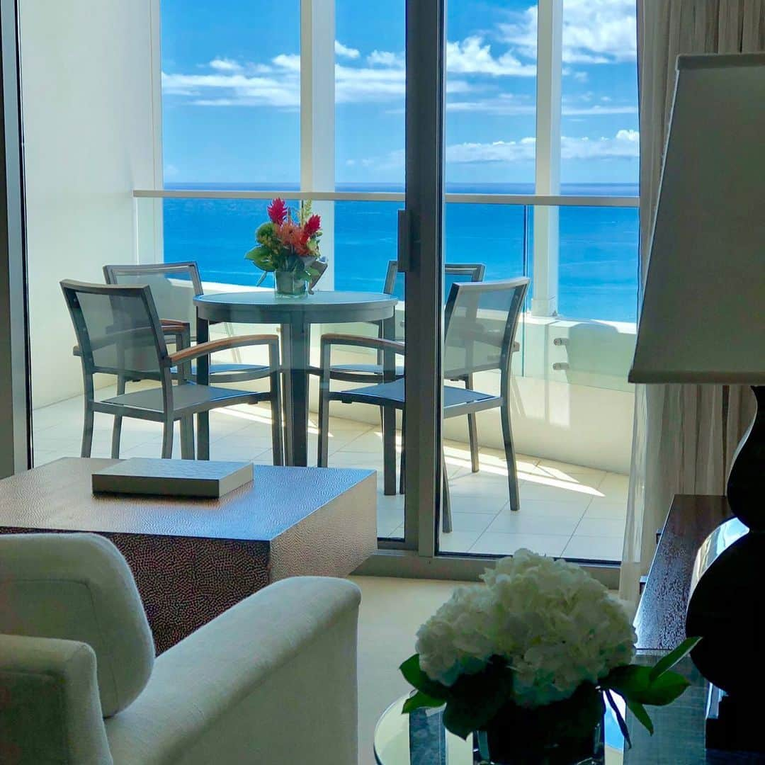 Trump Waikikiさんのインスタグラム写真 - (Trump WaikikiInstagram)「Your luxurious Hawaiian getaway begins with your arrival at #trumpwaikiki. #suitewithaview  #fivestarhotelhonolulu #luxuryhotel #waikikiescapeoffer #lethawaiihappen #visitoahu  ご到着の瞬間からトランプ・ワイキキならではのラグジュアリーなご滞在がスタート。 #トランプワイキキ #ラグジュアリートラベル #5つ星ホテル #ハワイ旅行 #ハネムーン」1月27日 10時32分 - trumpwaikiki