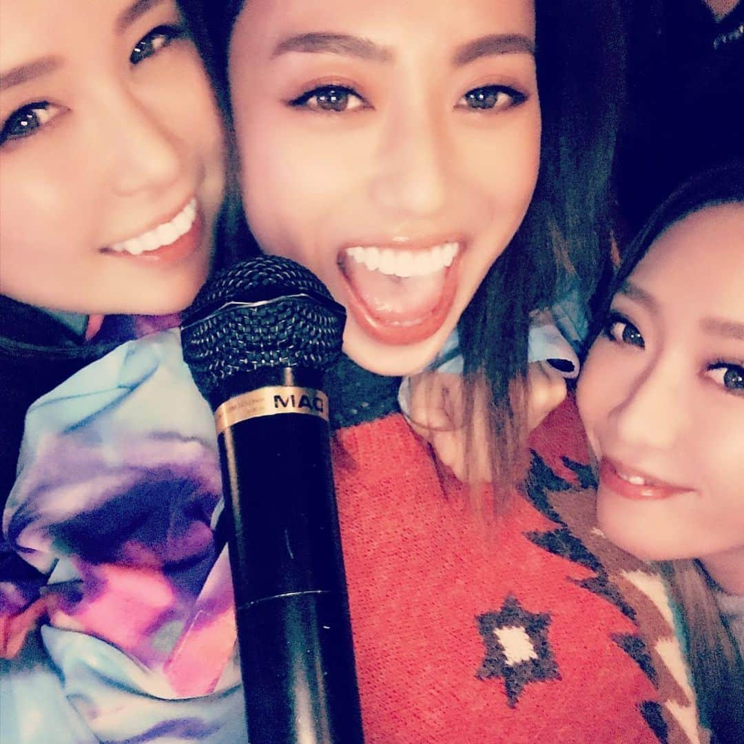 中谷紋菜のインスタグラム：「#👠会#新年会#いつもの3人  で新年会をした ちょっと前。 (いや、かなりの時差だわ。w)  会う前に #エスビューティークリニック で #お肌ケア してから挑みました。  #レブライトsi #イオン導入 してフェイスラインの#肌荒れ を治してます✨  @sbeautyclinic  @dr.y.yumi  #thankyousomuch」