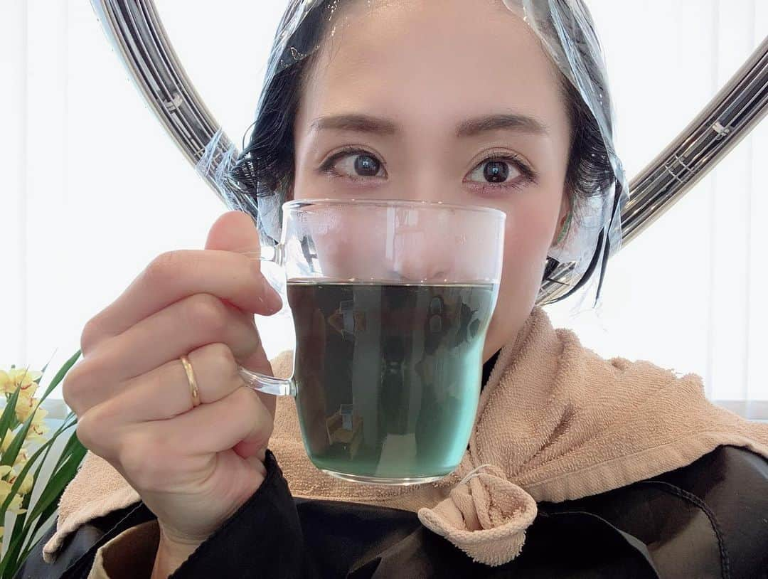 Miho Tanakaさんのインスタグラム写真 - (Miho TanakaInstagram)「RESALON2回目⚡️﻿ ﻿ コーティング剤で見せかけのツルツル髪を作るんじゃなくて、中から補修して素髪をキレイにしてくれるので安心してお任せできるよ👏﻿ ﻿ くせ毛だったのを忘れる位にくせが気にならなくなってきて、 最近は、ストレートアイロン（ビューロン）を当てずに外出することも増えました🤤﻿ ﻿ ショートなのに。﻿ ﻿ ﻿ ﻿ 最高かよ。﻿ ﻿ _____________﻿ ﻿ ﻿ #resalon #髪質改善  #髪質改善サロン #アールイーサロン  #梅田美容室 . #個室　#完全個室サロン  #くせ毛　#剛毛　#くせ毛を生かす ﻿ #fashion #instafashion #mamafashion﻿ #mama #ootd #outfit #code #style #collection #look #ファッション　#コーディネート　#ママファッション　#ママコーデ　#シンプルコーデ　#大人カジュアル　#ハンサムショート　#黒髪ショート　#大人ショート」1月27日 10時49分 - mie__blogger