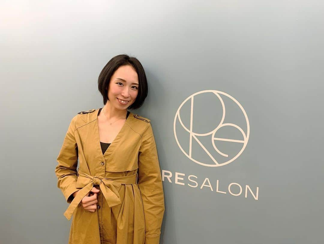 Miho Tanakaさんのインスタグラム写真 - (Miho TanakaInstagram)「RESALON2回目⚡️﻿ ﻿ コーティング剤で見せかけのツルツル髪を作るんじゃなくて、中から補修して素髪をキレイにしてくれるので安心してお任せできるよ👏﻿ ﻿ くせ毛だったのを忘れる位にくせが気にならなくなってきて、 最近は、ストレートアイロン（ビューロン）を当てずに外出することも増えました🤤﻿ ﻿ ショートなのに。﻿ ﻿ ﻿ ﻿ 最高かよ。﻿ ﻿ _____________﻿ ﻿ ﻿ #resalon #髪質改善  #髪質改善サロン #アールイーサロン  #梅田美容室 . #個室　#完全個室サロン  #くせ毛　#剛毛　#くせ毛を生かす ﻿ #fashion #instafashion #mamafashion﻿ #mama #ootd #outfit #code #style #collection #look #ファッション　#コーディネート　#ママファッション　#ママコーデ　#シンプルコーデ　#大人カジュアル　#ハンサムショート　#黒髪ショート　#大人ショート」1月27日 10時49分 - mie__blogger